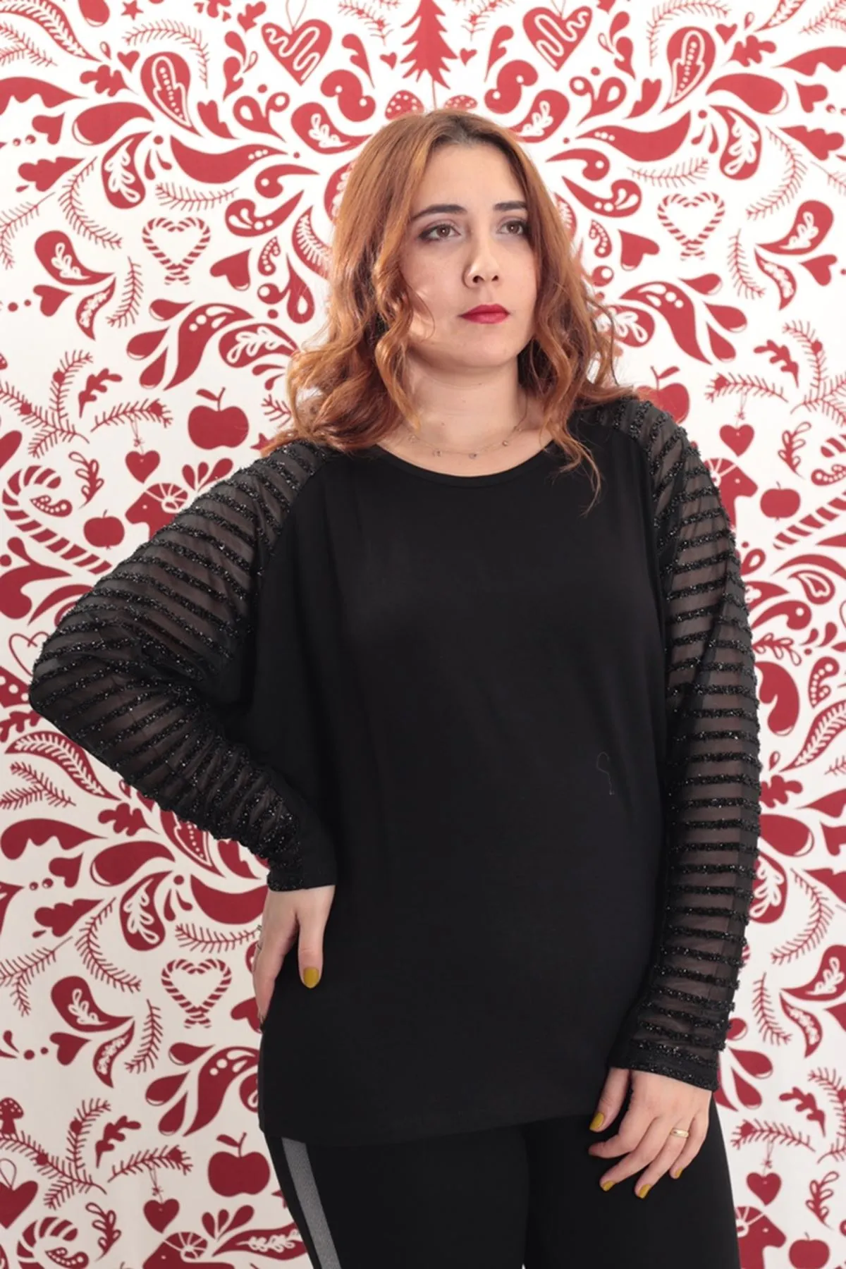 RENKTE BÜYÜK BEDEN KOL YANI SİM GARNİLİ TÜLLÜ SİYAH BLUZ