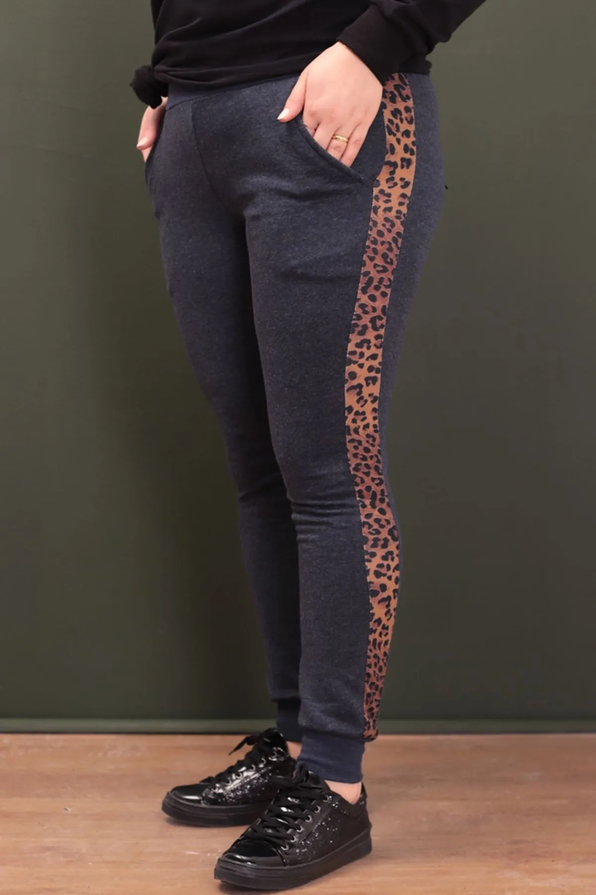 RENKTE BÜYÜK BEDEN YAN LEOPAR DETAY PAÇA LASTİKLİ İNDİGO EŞOFMAN ALTI