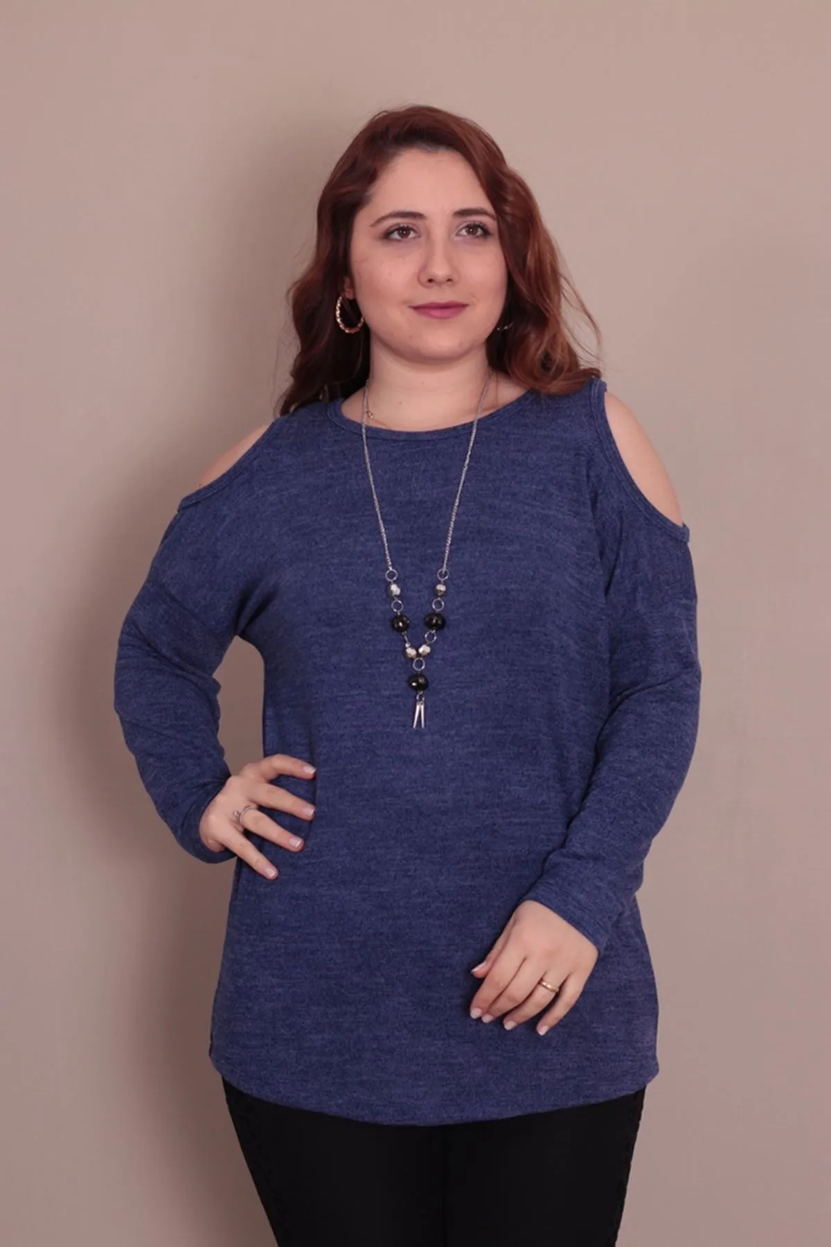RENKTE BÜYÜK BEDEN ÇİFT OMUZ PENCERELİ KOLYELİ LACİVERT YARASA TRİKO