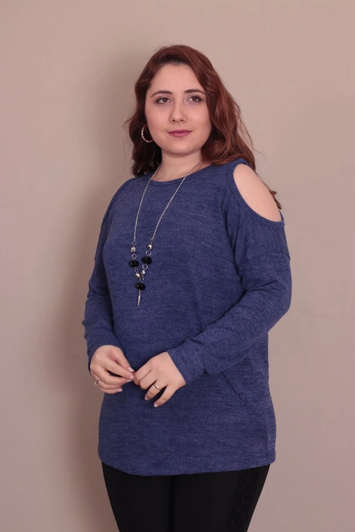 RENKTE BÜYÜK BEDEN ÇİFT OMUZ PENCERELİ KOLYELİ LACİVERT YARASA TRİKO