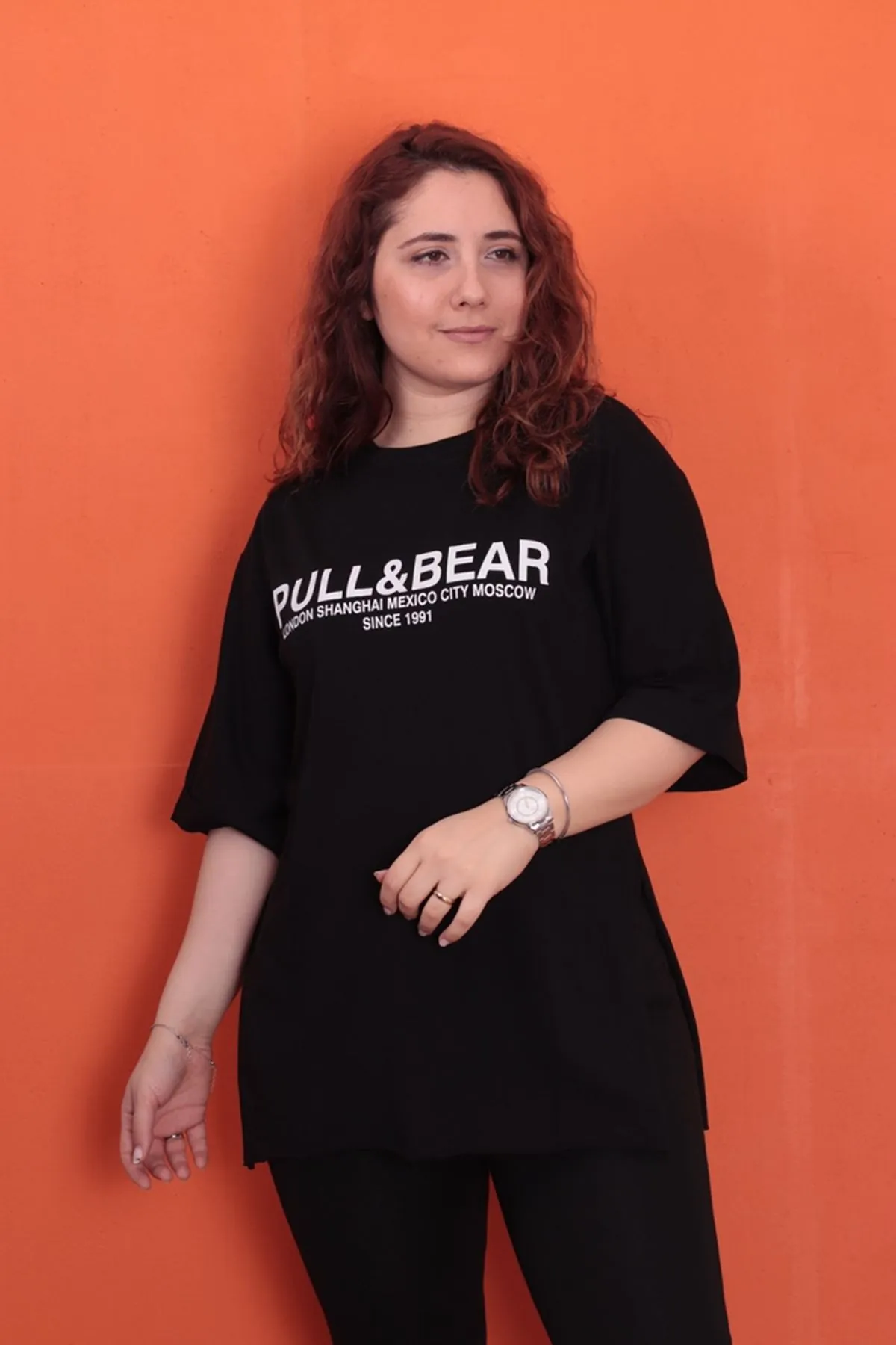 RENKTE BÜYÜK BEDEN ÖNÜ YAZILI YAN YIRTMAÇLI SİYAH T-SHİRT