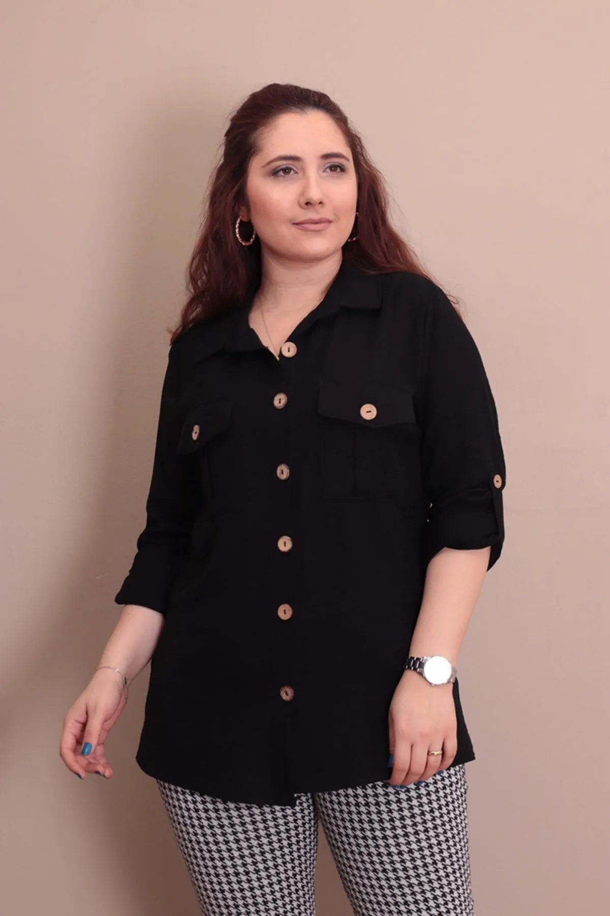 RENKTE BÜYÜK BEDEN CEPLİ SİYAH KETEN BLUZ