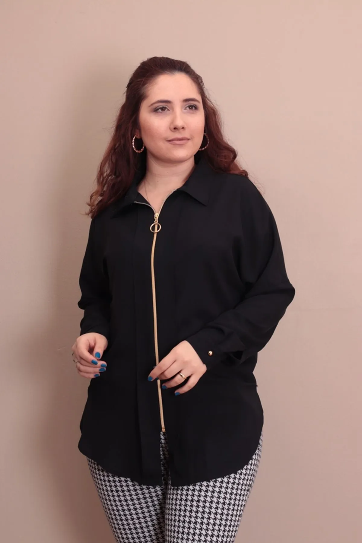 RENKTE BÜYÜK BEDEN FERMUARLI SİYAH BLUZ