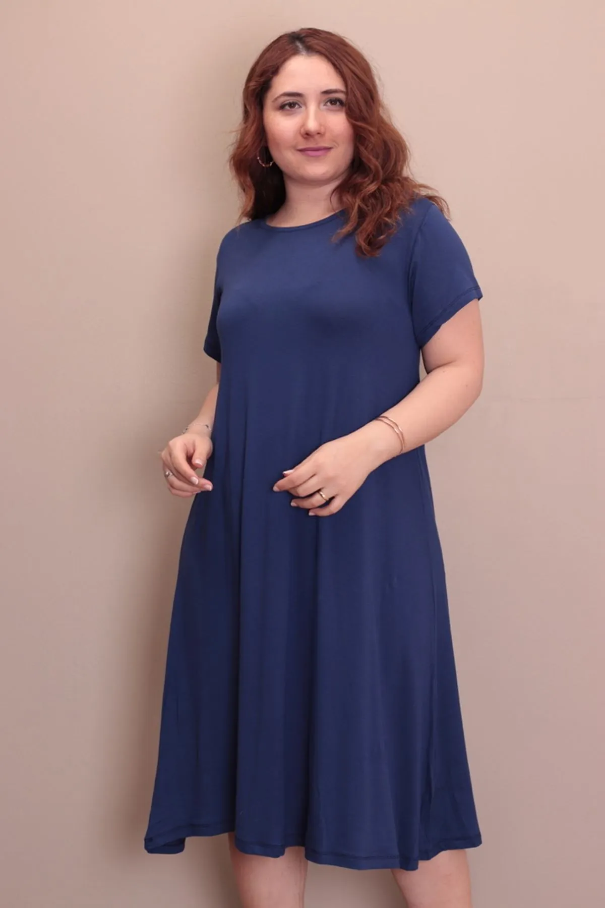 RENKTE BÜYÜK BEDEN KISA KOL MAVİ ELBİSE