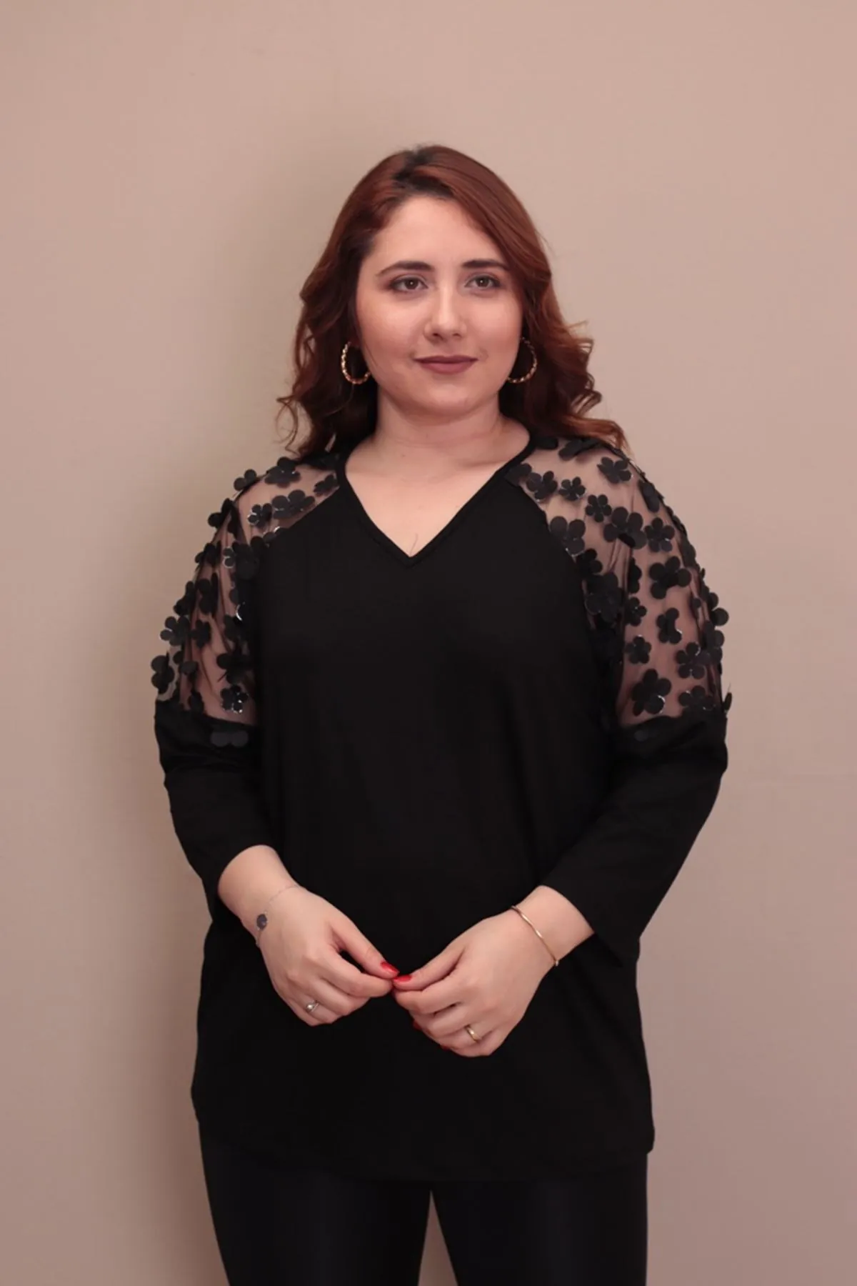 RENKTE BÜYÜK BEDEN ÜÇ BOYUTLU ÇİÇEKLİ SİYAH BLUZ