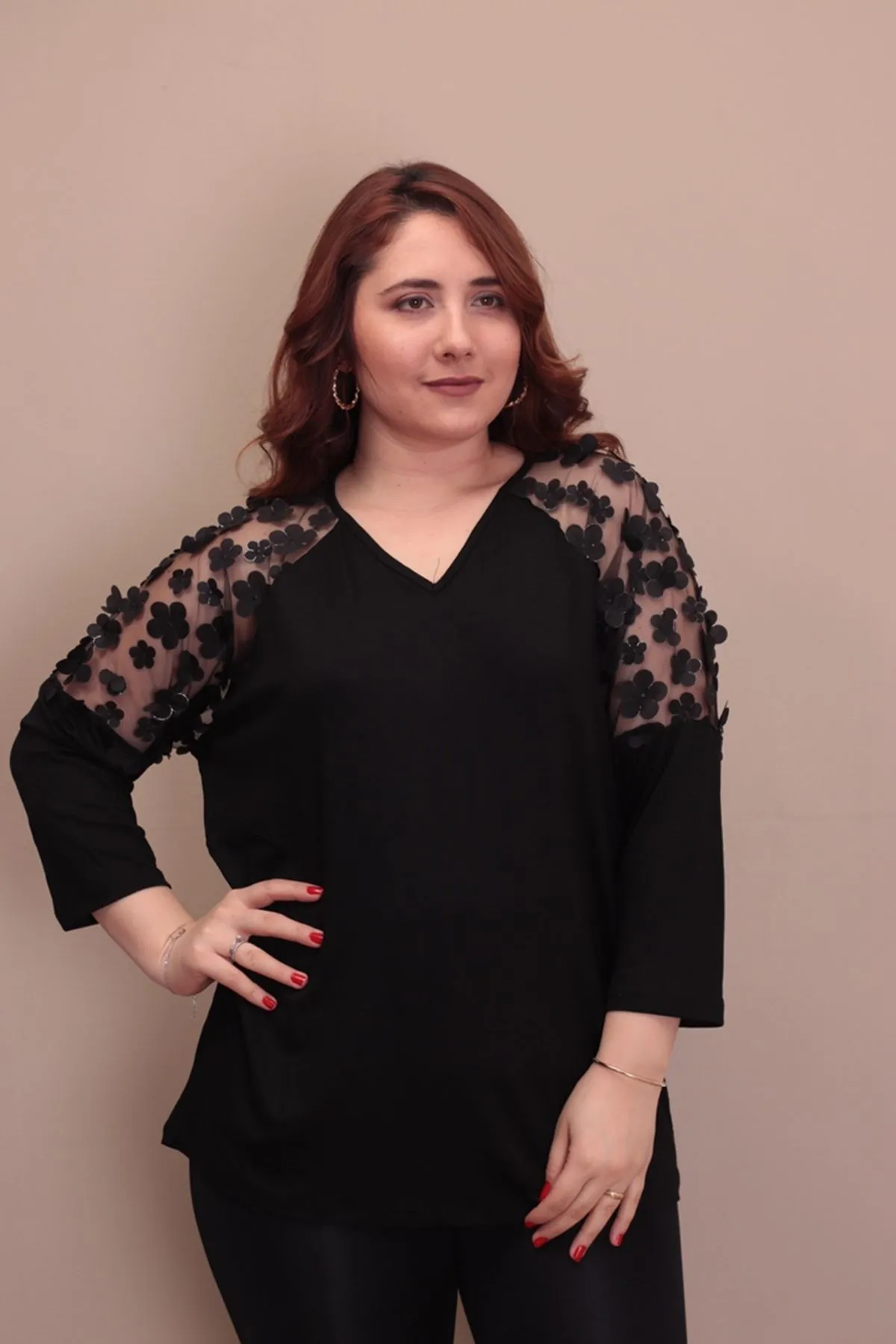 RENKTE BÜYÜK BEDEN ÜÇ BOYUTLU ÇİÇEKLİ SİYAH BLUZ