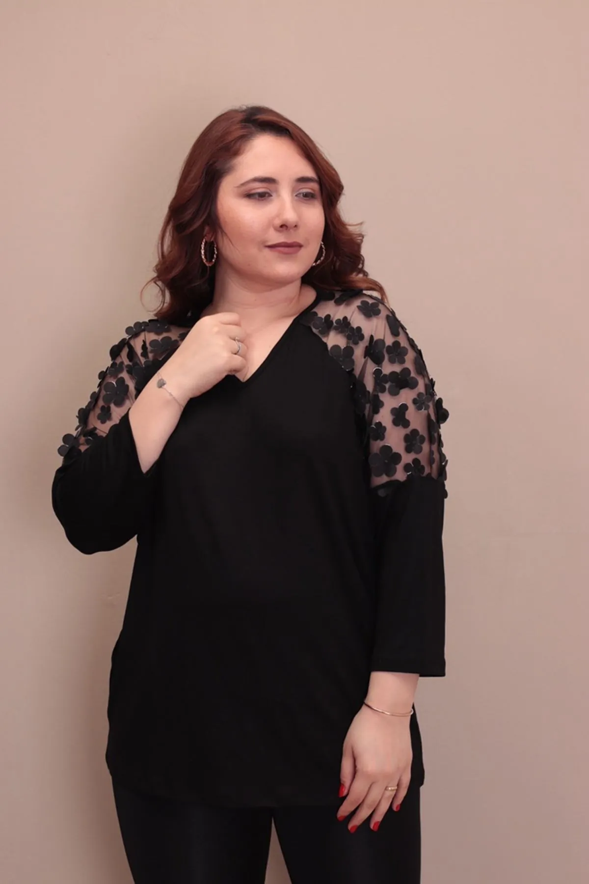 RENKTE BÜYÜK BEDEN ÜÇ BOYUTLU ÇİÇEKLİ SİYAH BLUZ