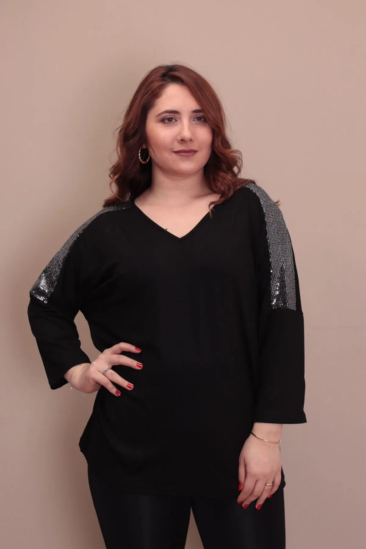 RENKTE BÜYÜK BEDEN OMUZ PUL GARNİLİ SİYAH BLUZ
