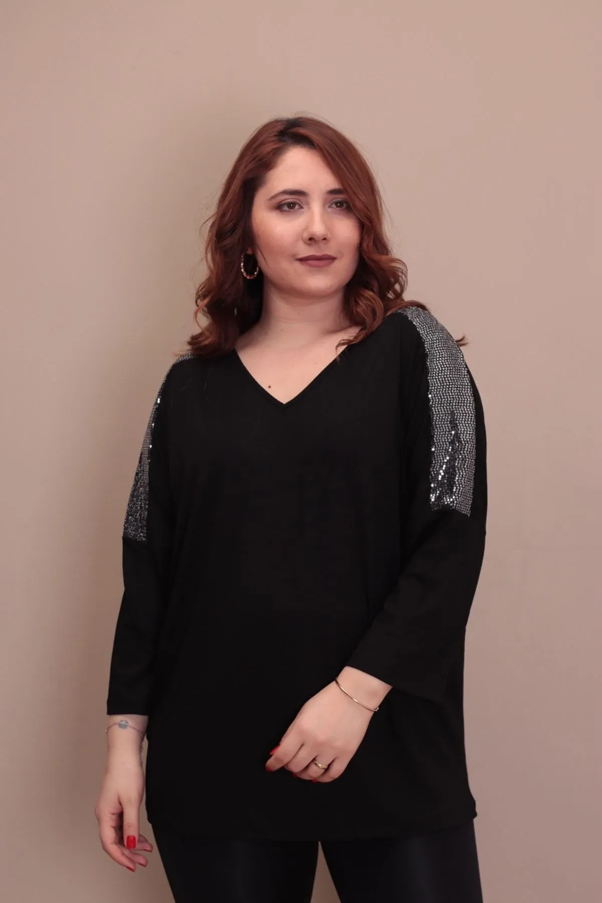 RENKTE BÜYÜK BEDEN OMUZ PUL GARNİLİ SİYAH BLUZ