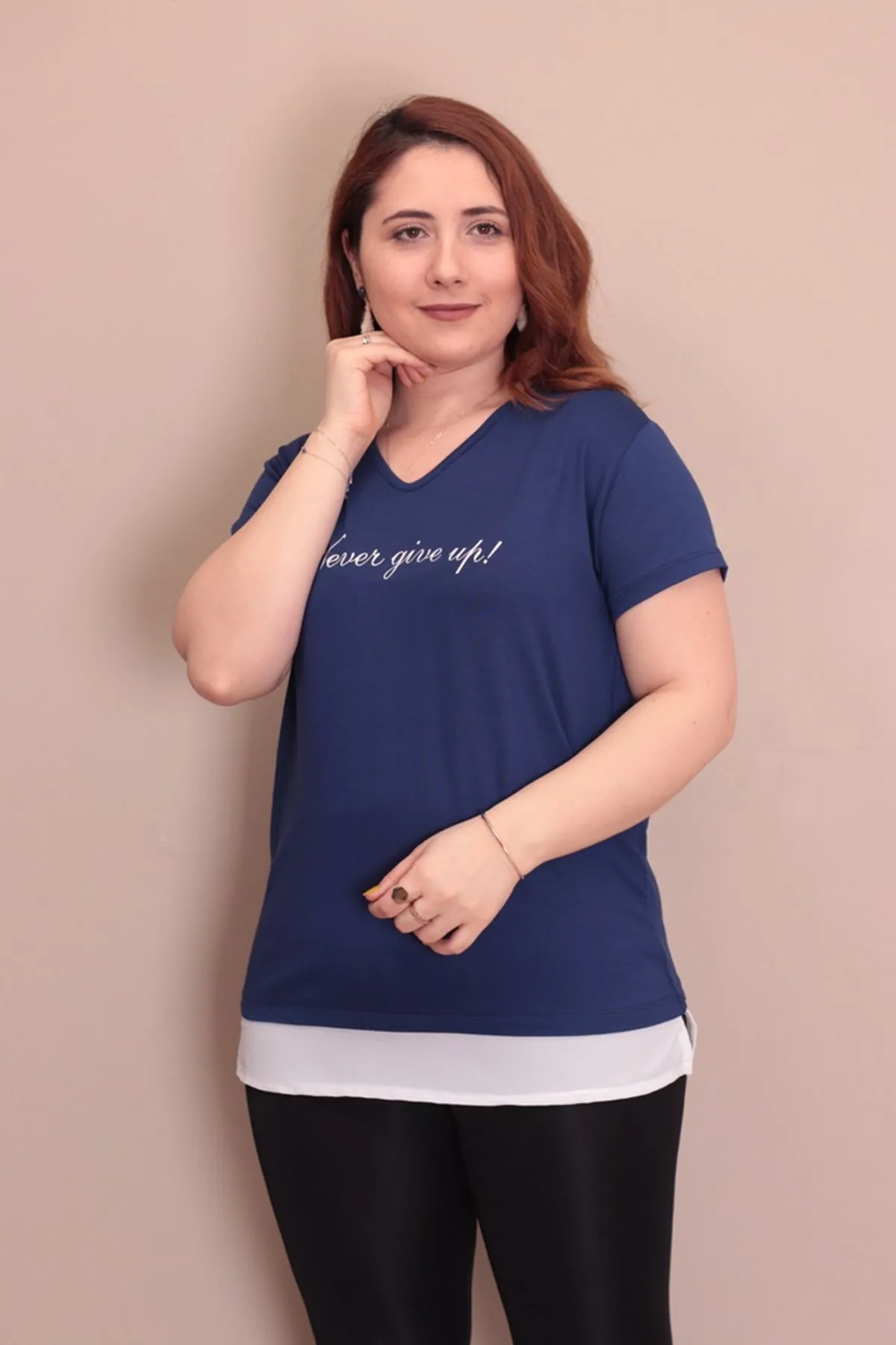 RENKTE BÜYÜK BEDEN ÖNÜ YAZILI LACİVERT T-SHİRT
