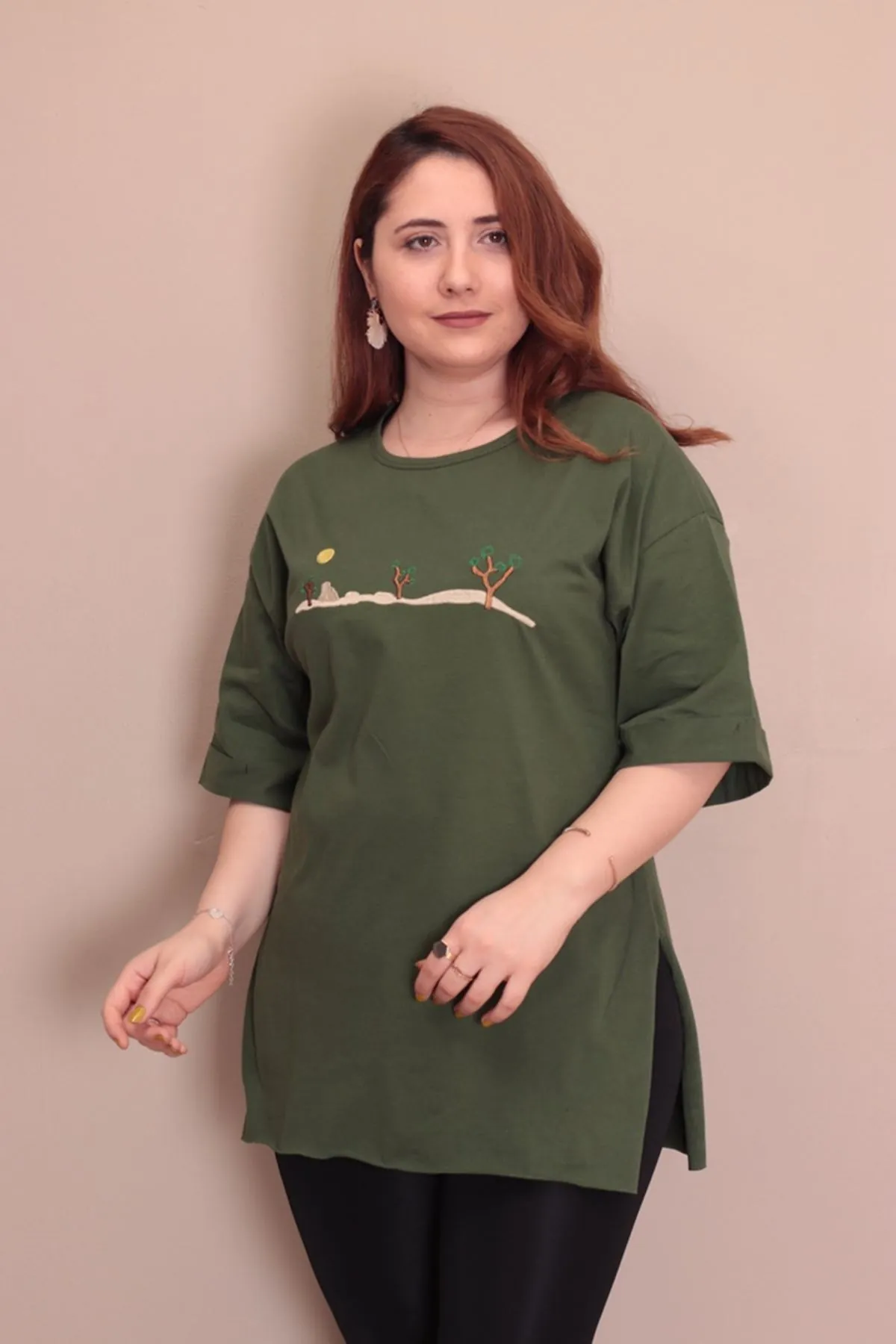 RENKTE BÜYÜK BEDEN KAKTÜS NAKIŞLI HAKİ YEŞİL T-SHİRT
