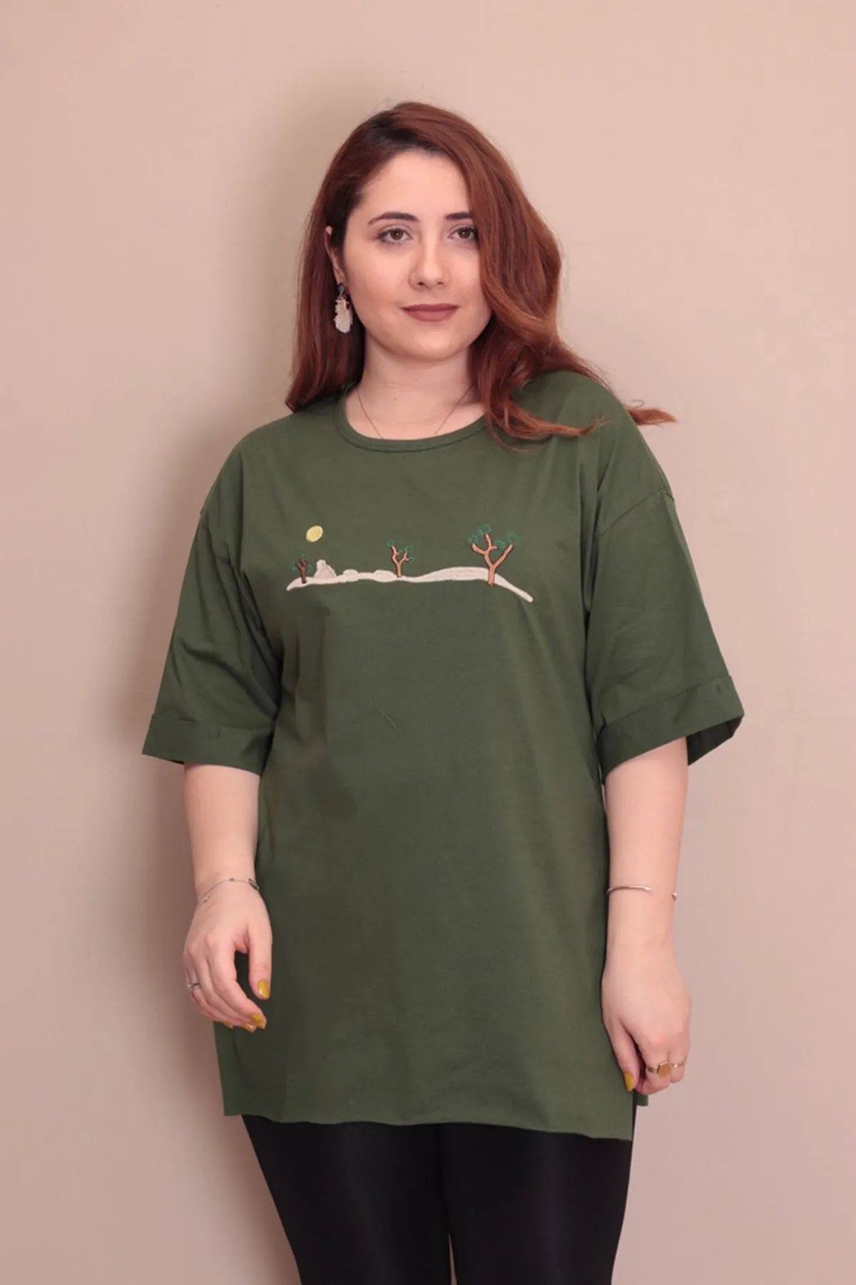 RENKTE BÜYÜK BEDEN KAKTÜS NAKIŞLI HAKİ YEŞİL T-SHİRT