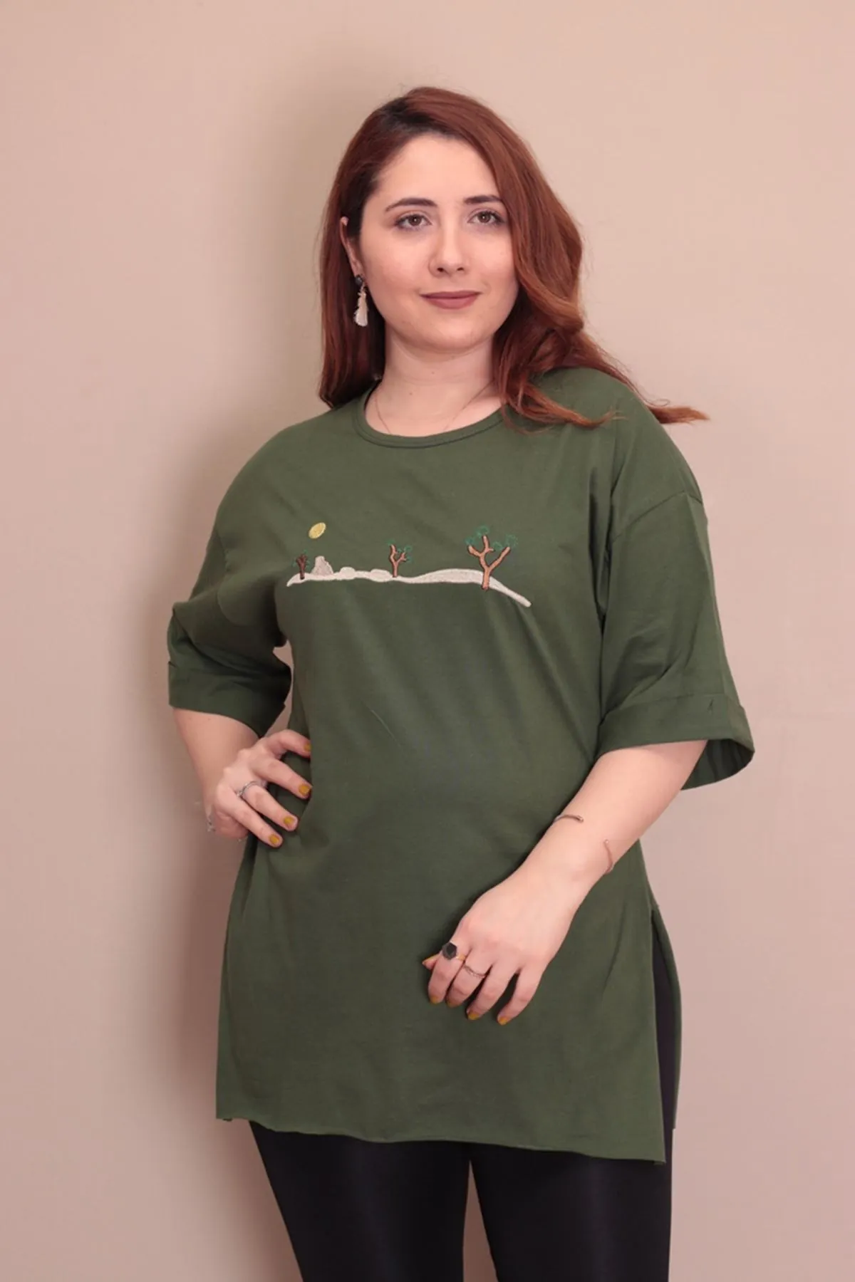 RENKTE BÜYÜK BEDEN KAKTÜS NAKIŞLI HAKİ YEŞİL T-SHİRT