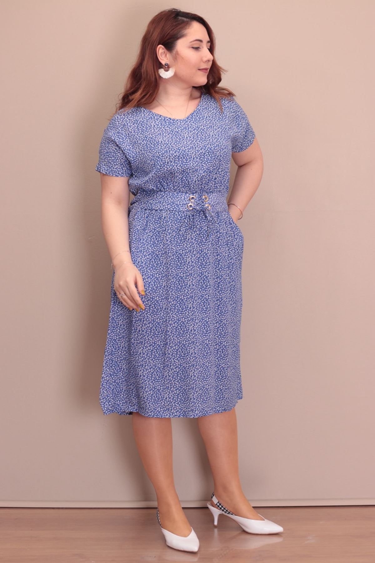 RENKTE BÜYÜK BEDEN DESENLİ ELBİSE