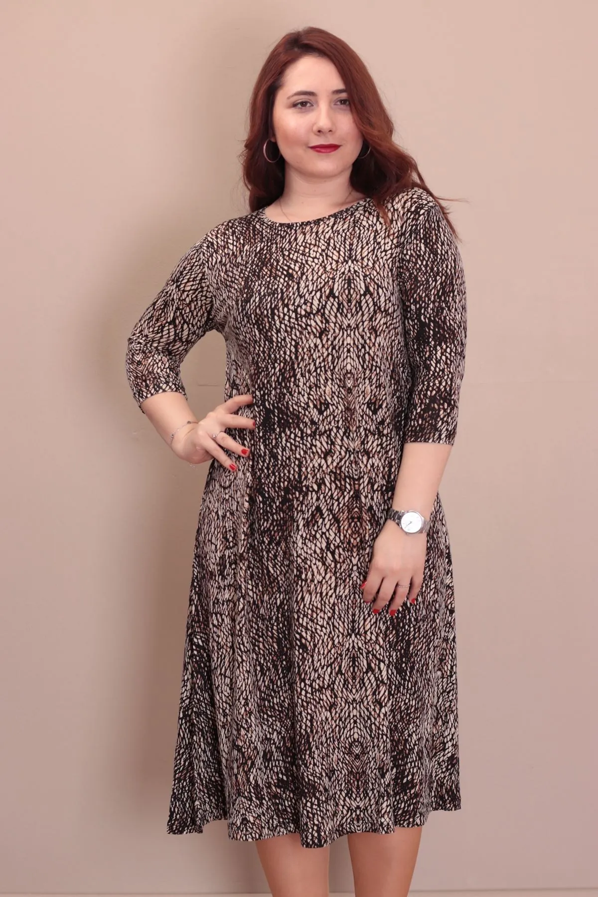 RENKTE BÜYÜK BEDEN DESENLİ DİRSEK KOL ELBİSE