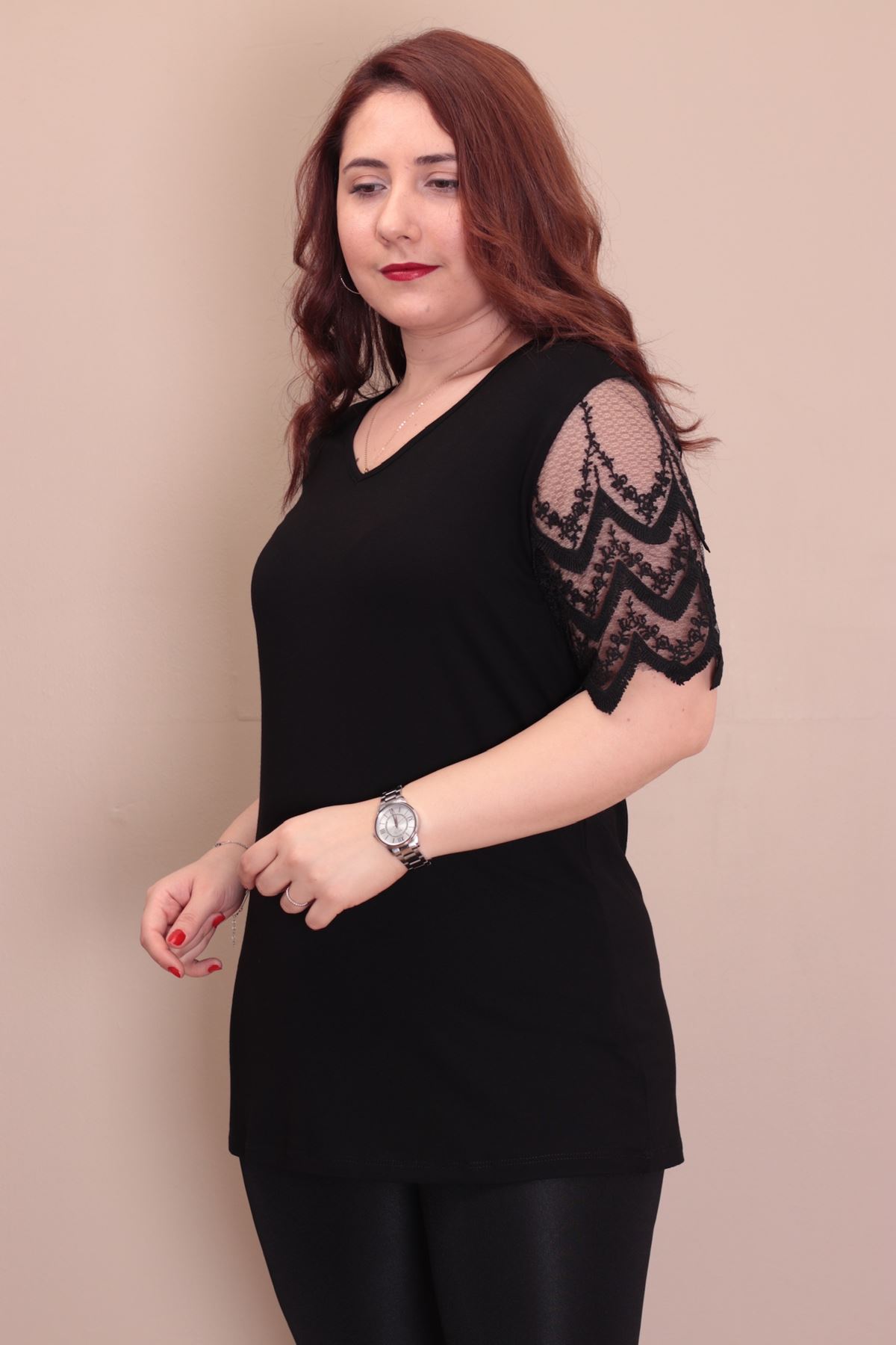 RENKTE BÜYÜK BEDEN KOLLARI GÜPÜRLÜ SİYAH BLUZ