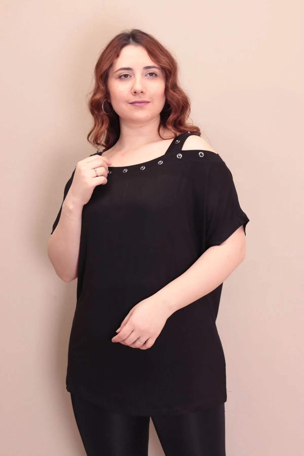 RENKTE KAYIK YAKA SİYAH BLUZ
