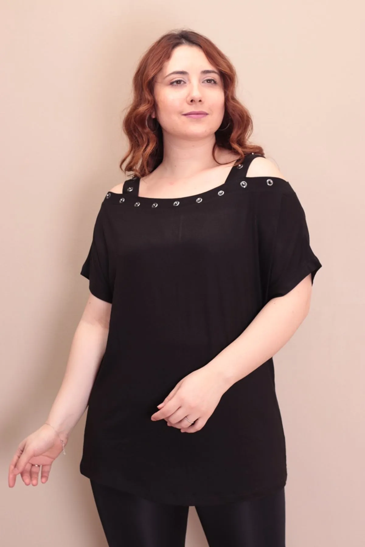 RENKTE KAYIK YAKA SİYAH BLUZ