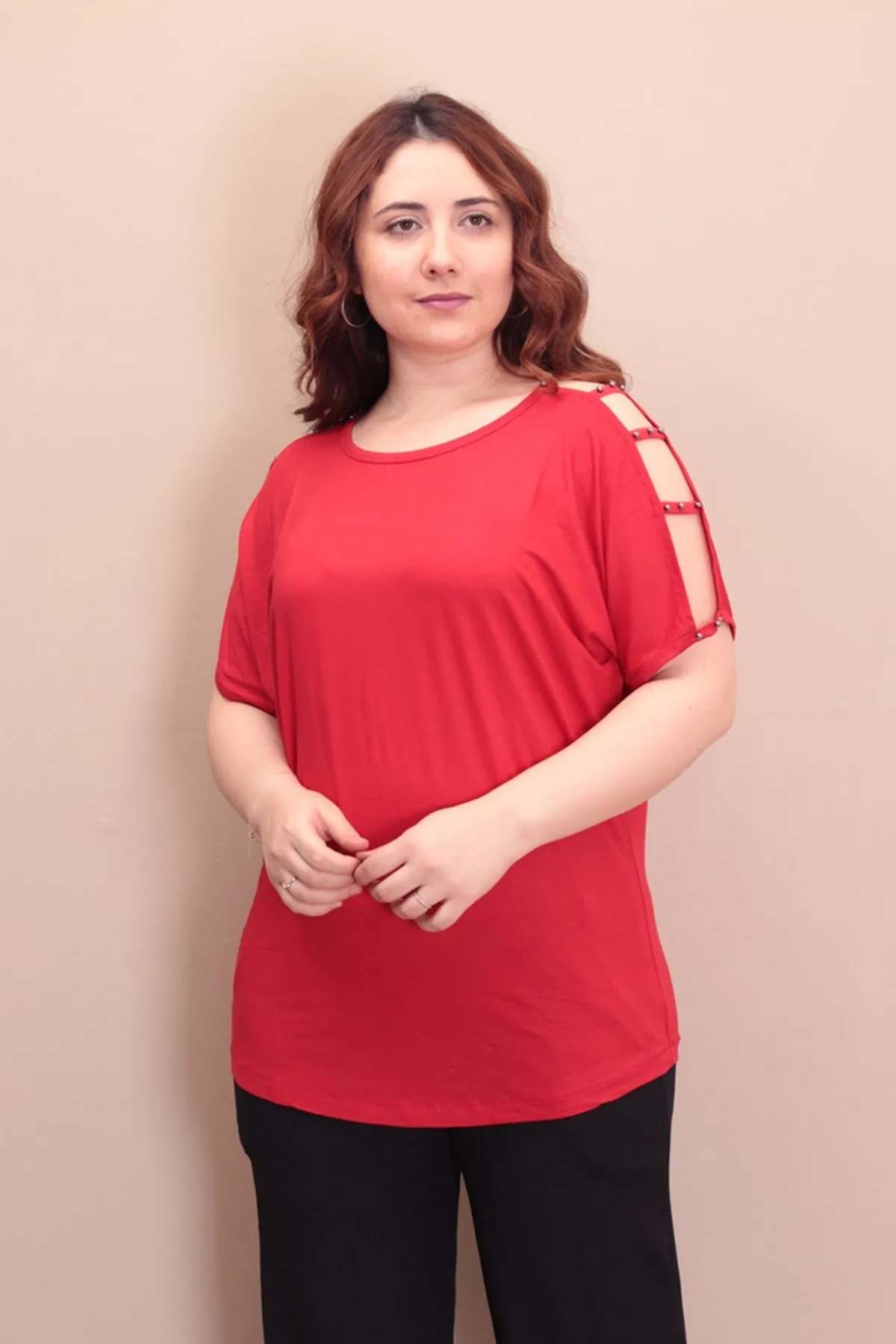 RENKTE OMUZ BRİTLİ İNCİLİ KIRMIZI BLUZ