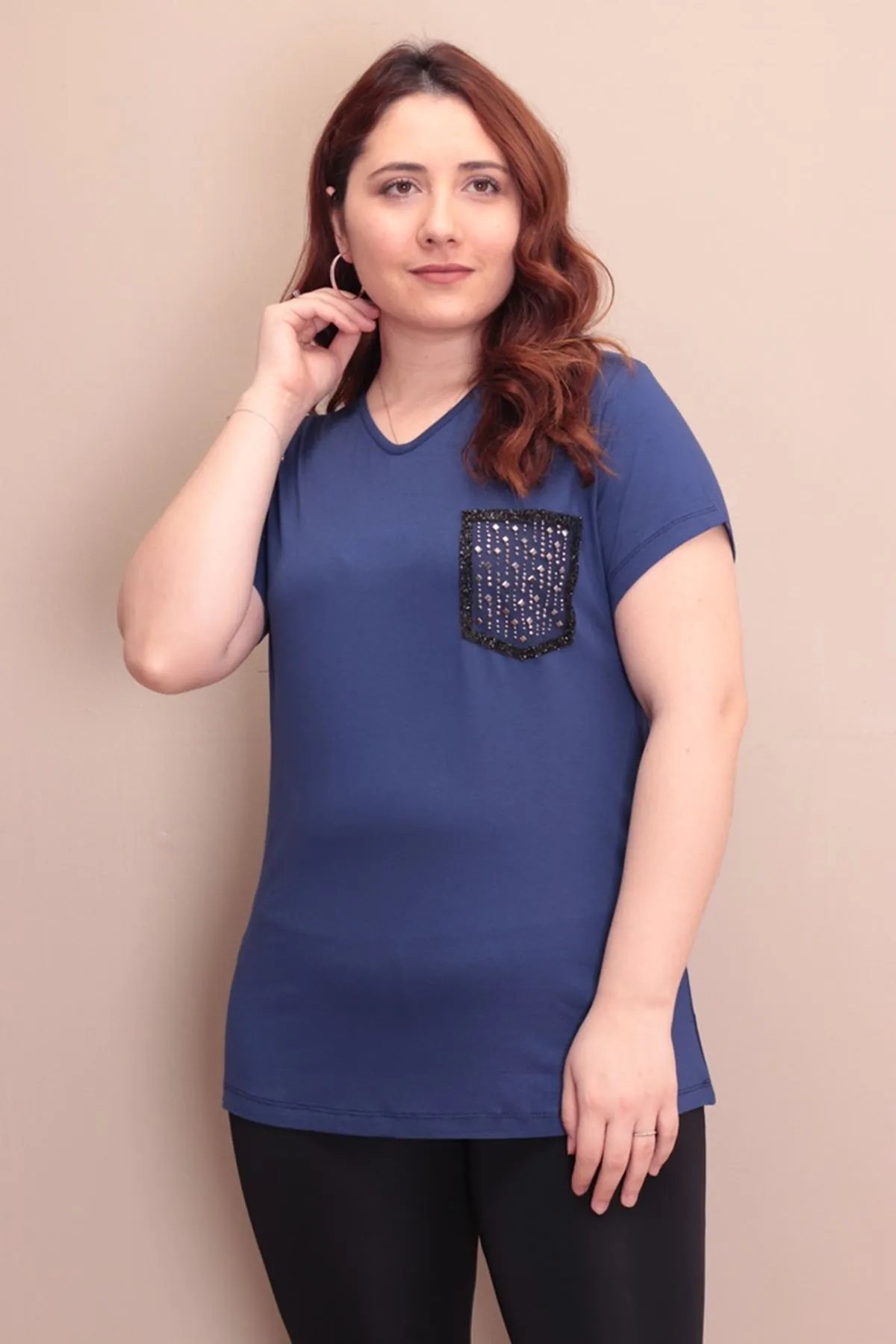 RENKTE V YAKA TÜL TAŞ DETAY CEPLİ LACİVERT BLUZ