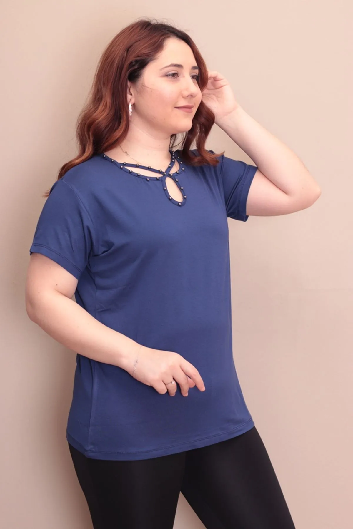 RENKTE YAKA DAMLA İNCİLİ LACİVERT BLUZ