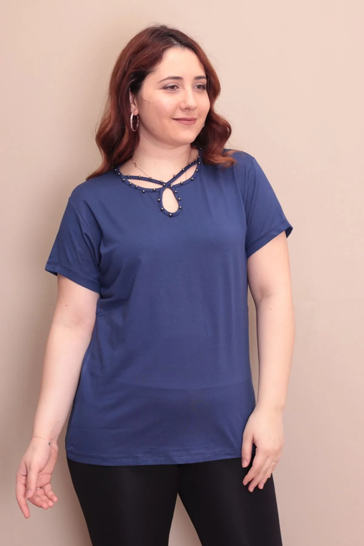 RENKTE YAKA DAMLA İNCİLİ LACİVERT BLUZ