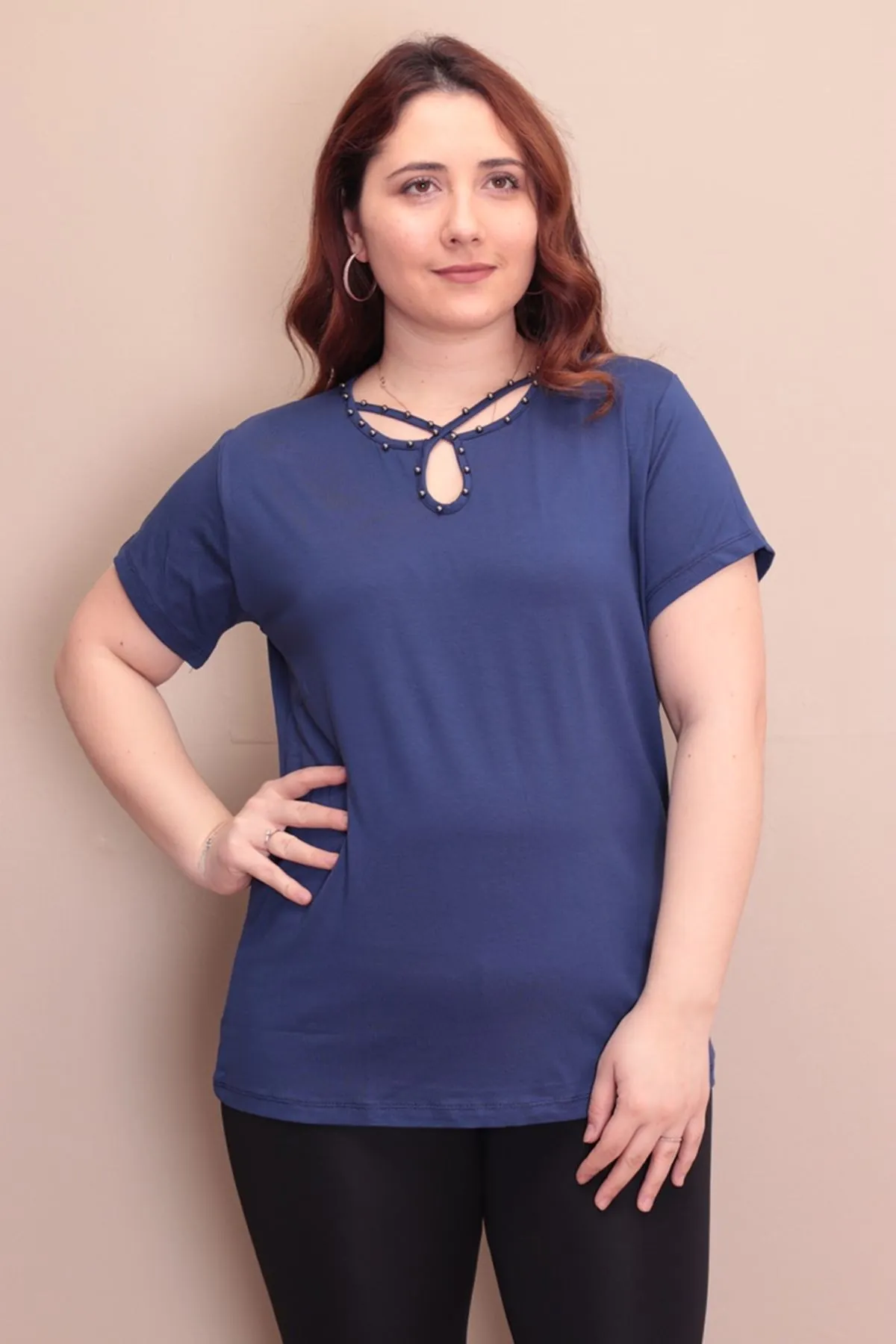 RENKTE YAKA DAMLA İNCİLİ LACİVERT BLUZ