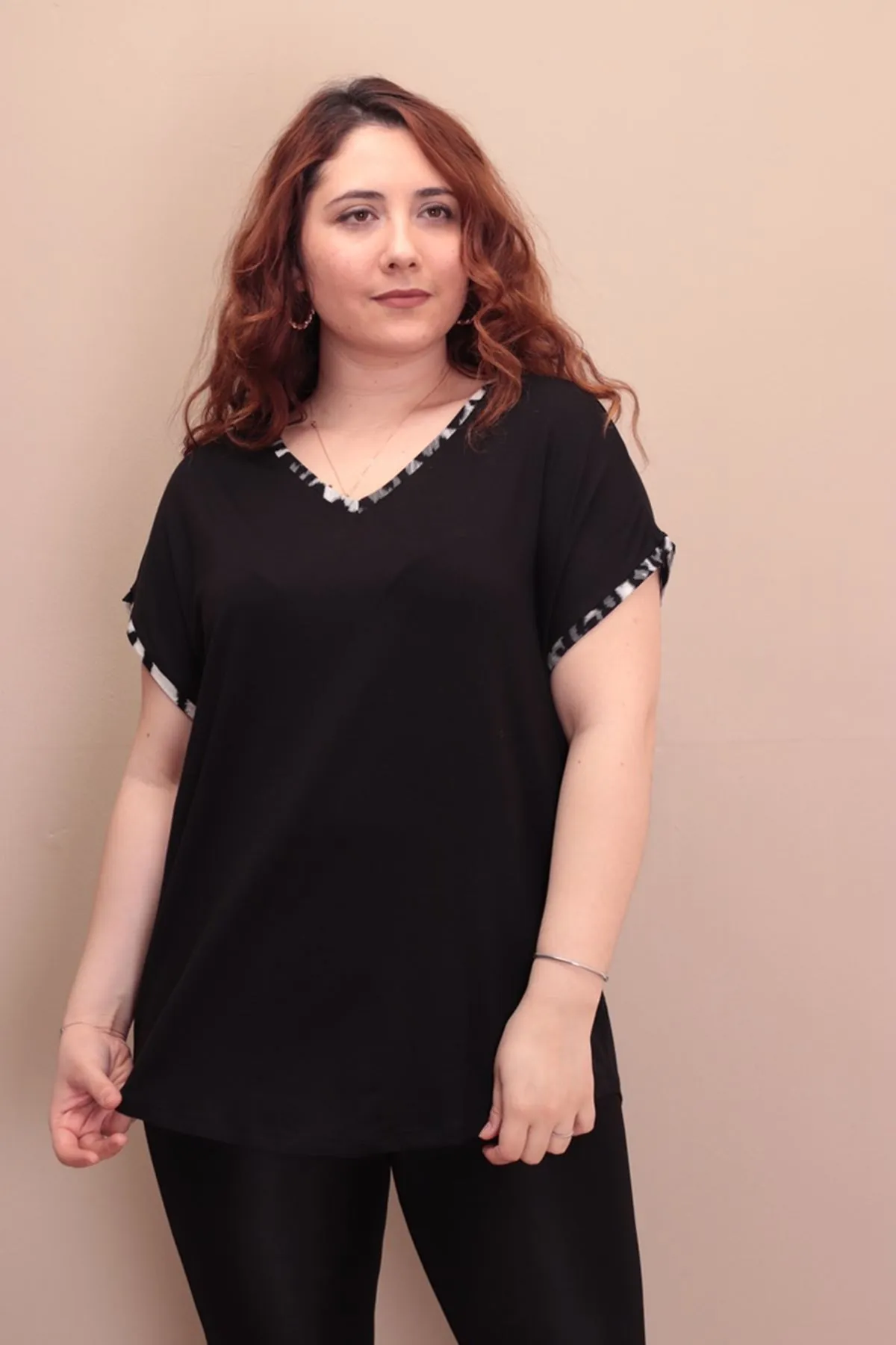 RENKTE LEOPAR V DESEN SİYAH BLUZ