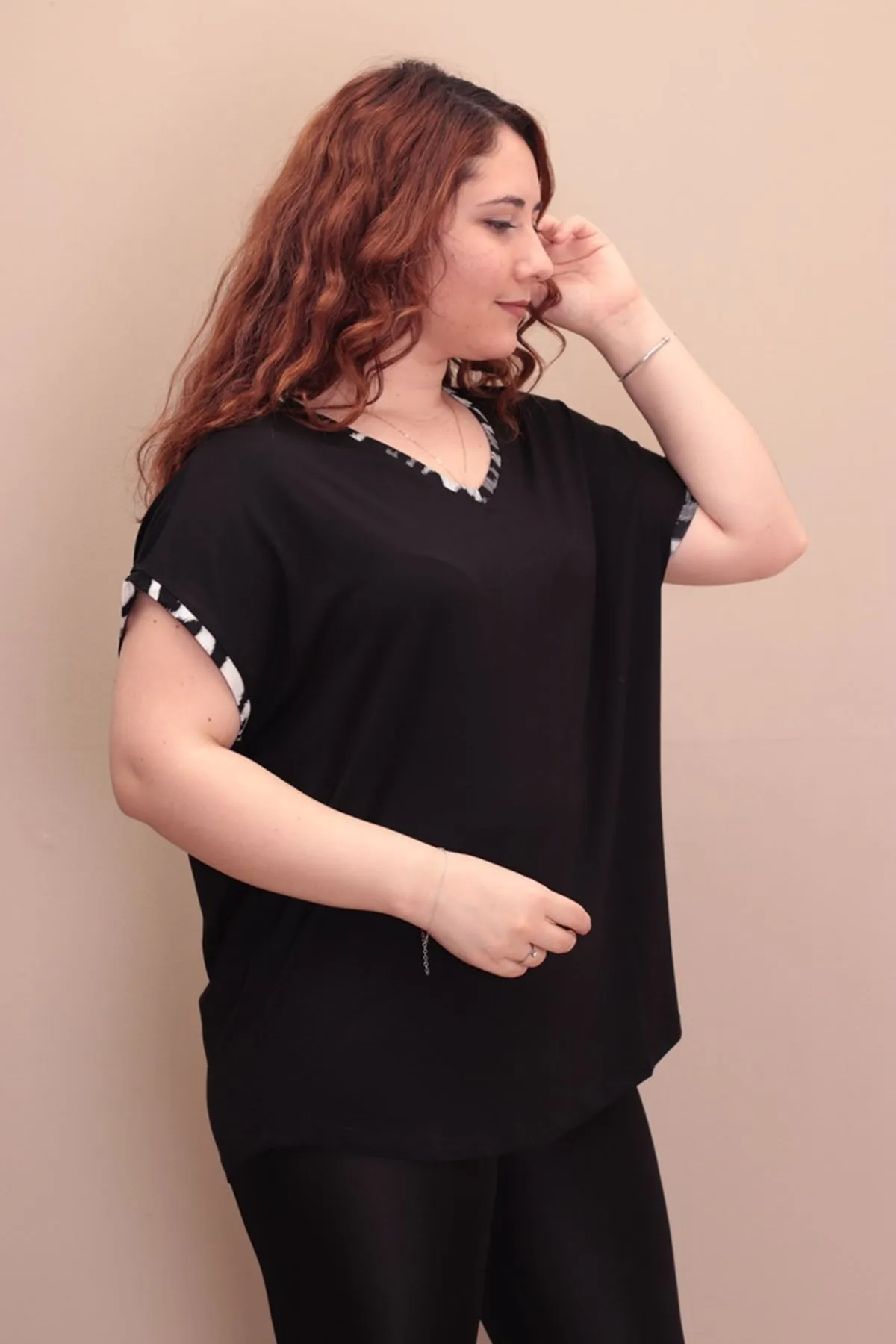 RENKTE LEOPAR V DESEN SİYAH BLUZ