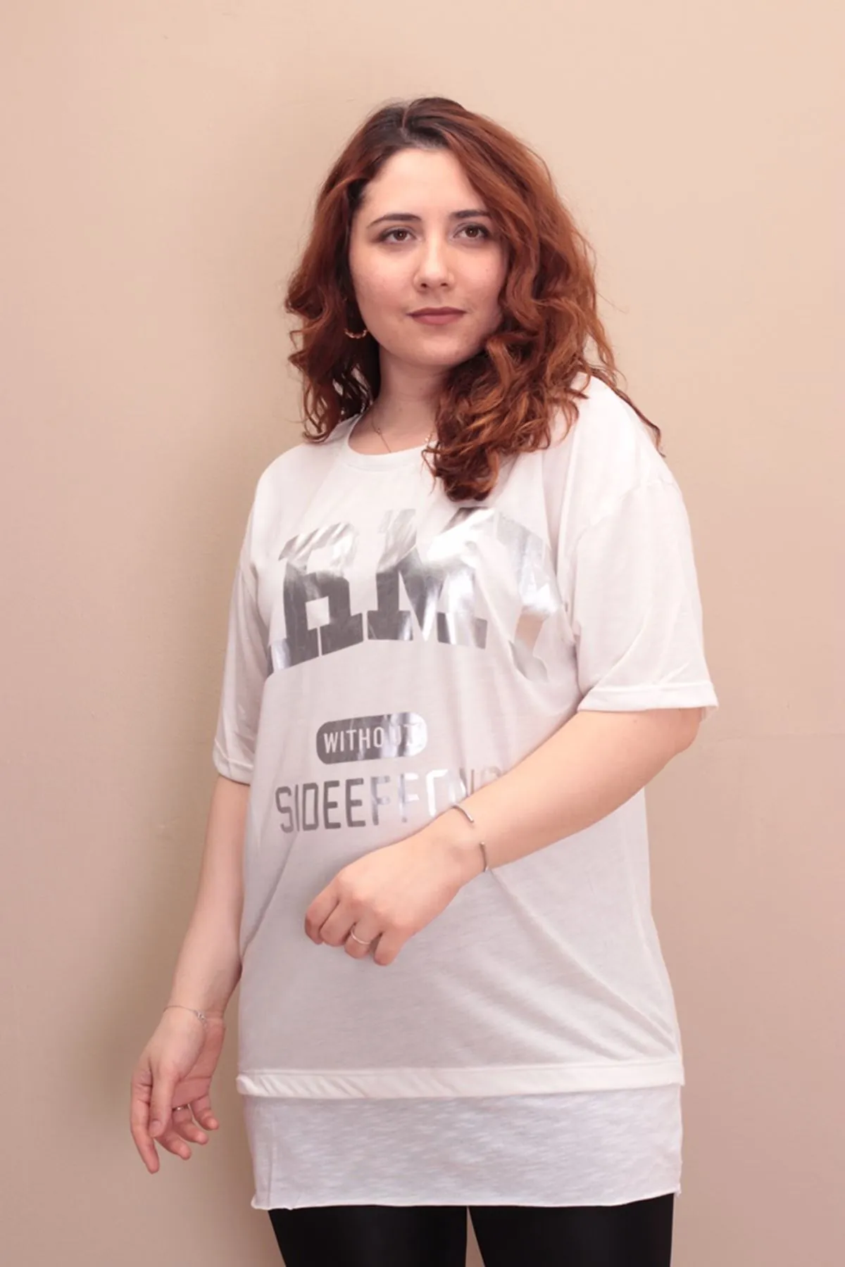 RENKTE ORJİNAL MARKA ÖNÜ YAZILI EKSTRA YUMUŞAK BEYAZ T-SHİRT