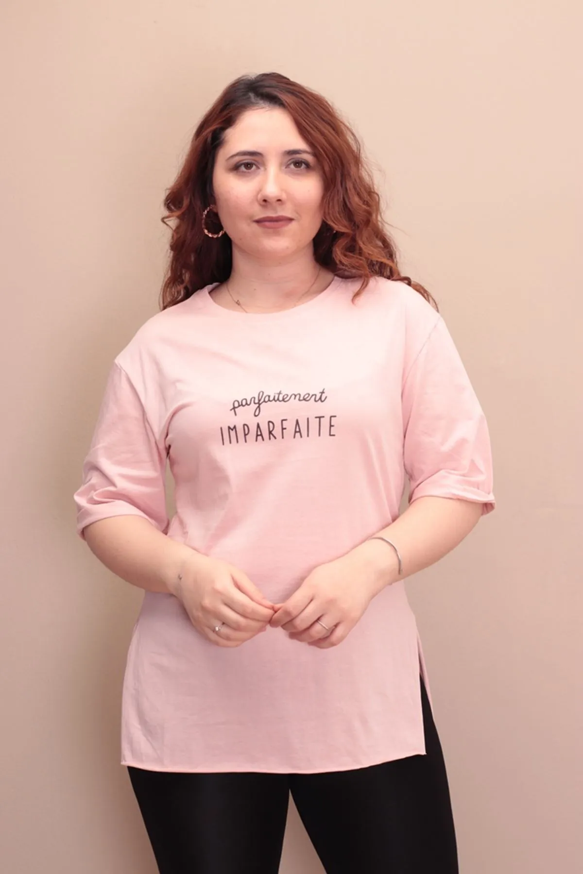 RENKTE ÖNÜ YAZILI DİRSEK KOL PUDRA T-SHİRT
