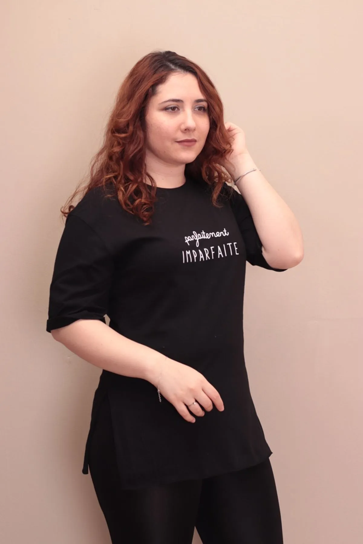 RENKTE ÖNÜ YAZILI DİRSEK KOL SİYAH T-SHİRT