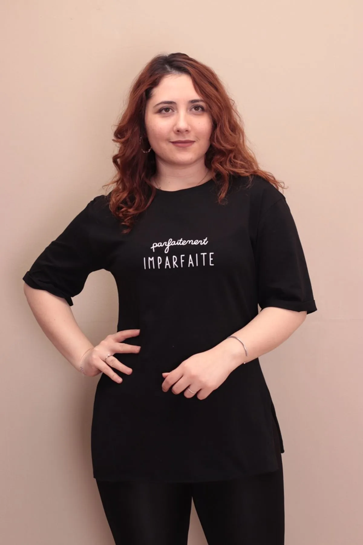 RENKTE ÖNÜ YAZILI DİRSEK KOL SİYAH T-SHİRT