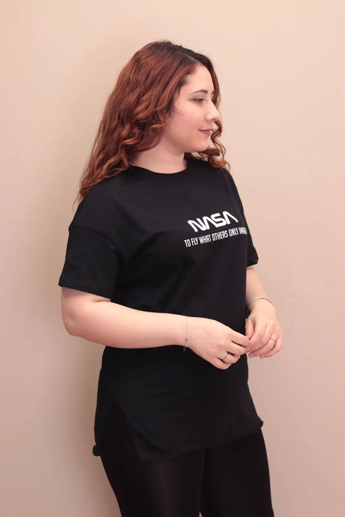 RENKTE ÖNÜ YAZILI YAN YIRTMAÇLI SİYAH T-SHİRT