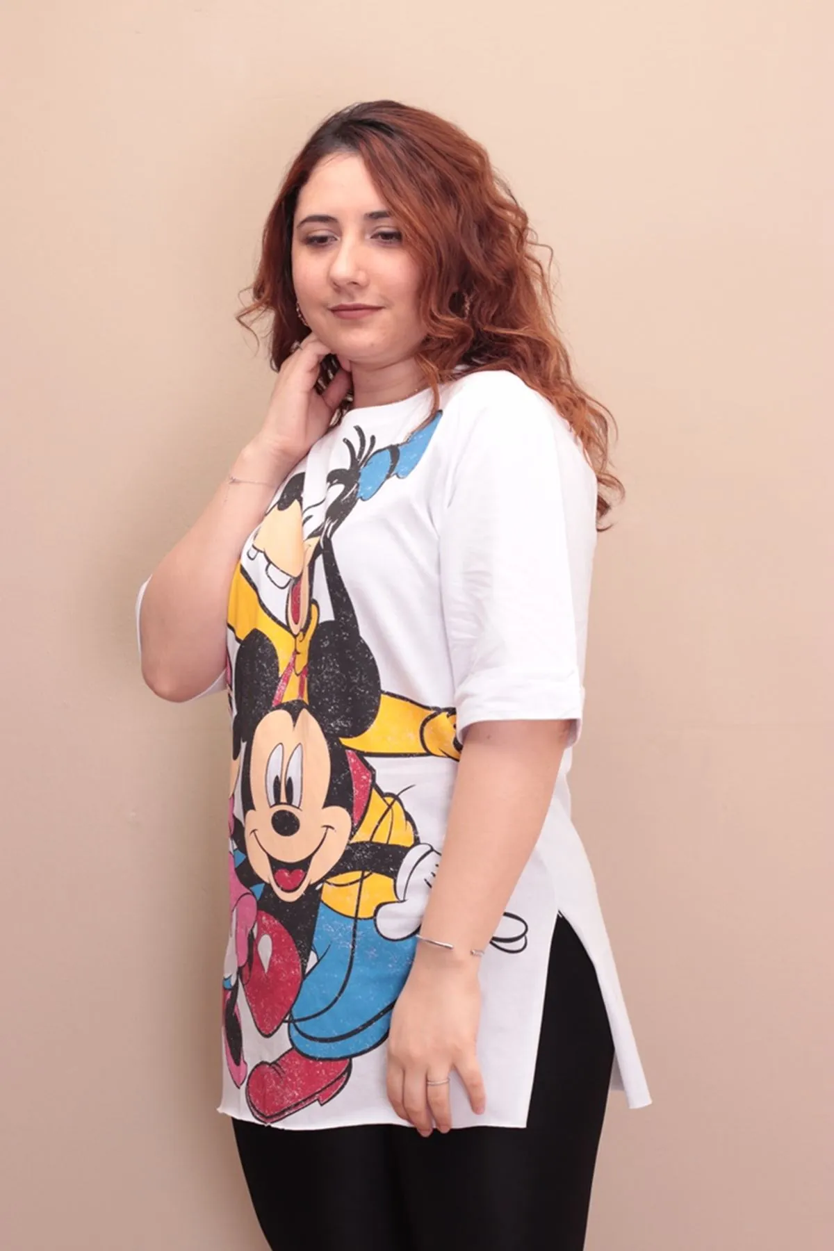 RENKTE ÖNÜ BASKILI BEYAZ T-SHİRT