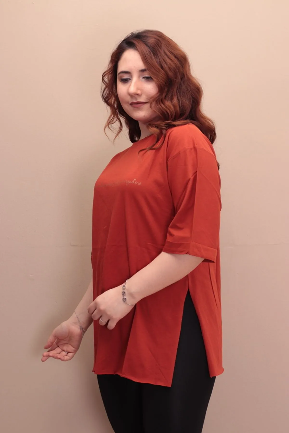 RENKTE ÖNÜ KABARTMA YAZILI KİREMİT T-SHİRT