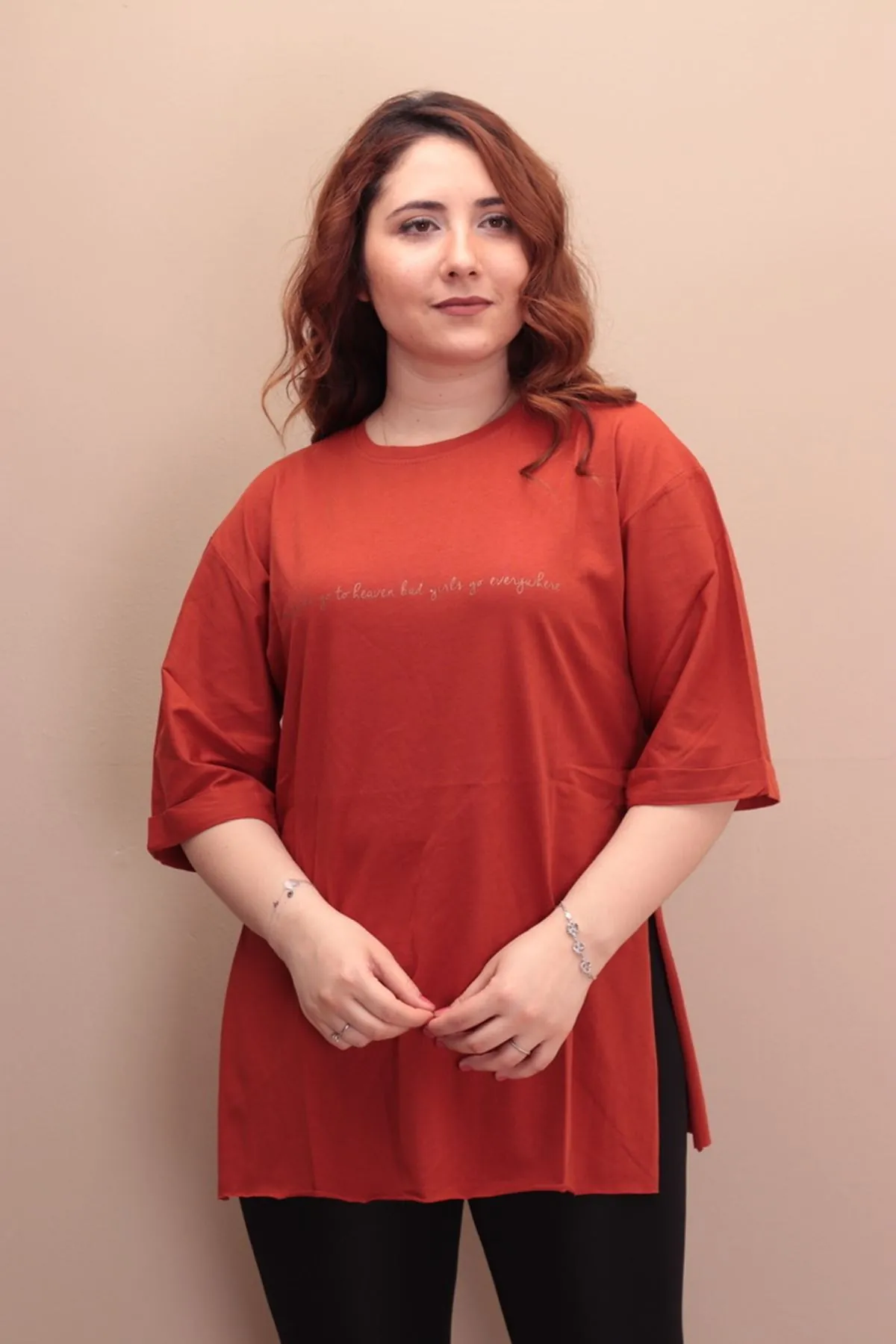 RENKTE ÖNÜ KABARTMA YAZILI KİREMİT T-SHİRT