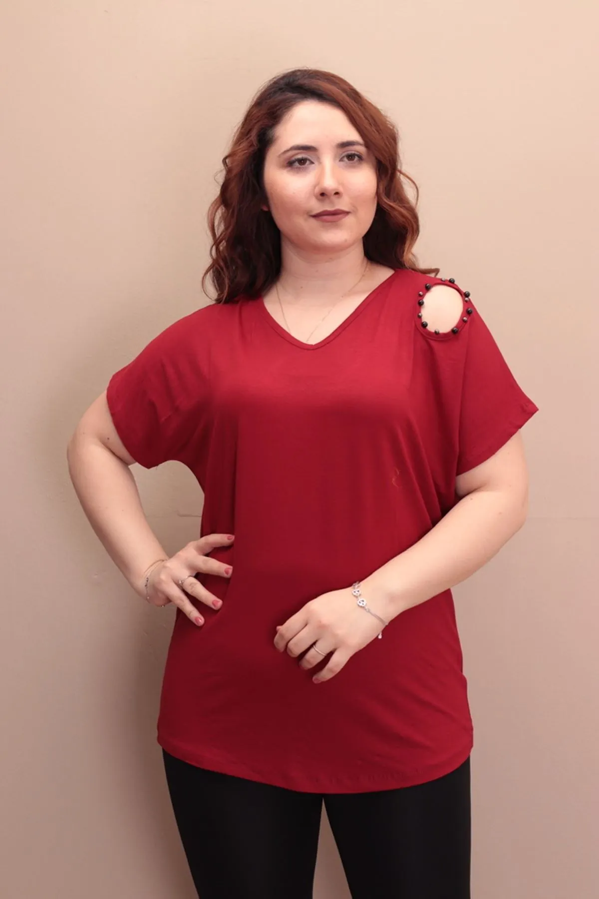 RENKTE TEK OMUZ İNCİLİ BORDO BLUZ