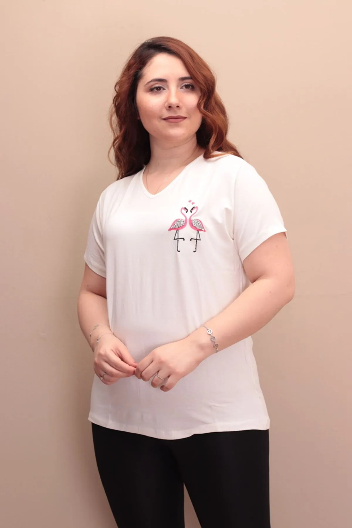 RENKTE TAŞLI FLAMİNGO NAKIŞLI BEYAZ BLUZ