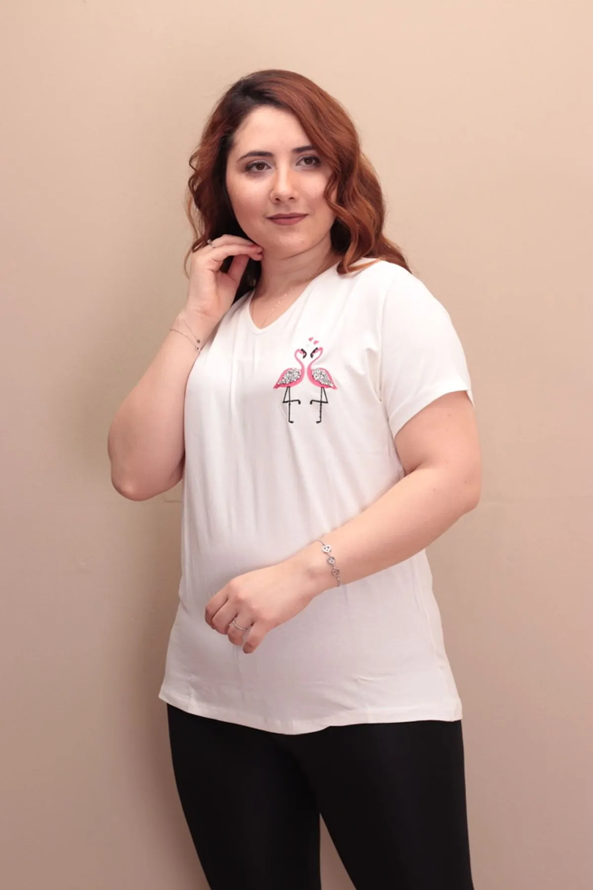 RENKTE TAŞLI FLAMİNGO NAKIŞLI BEYAZ BLUZ