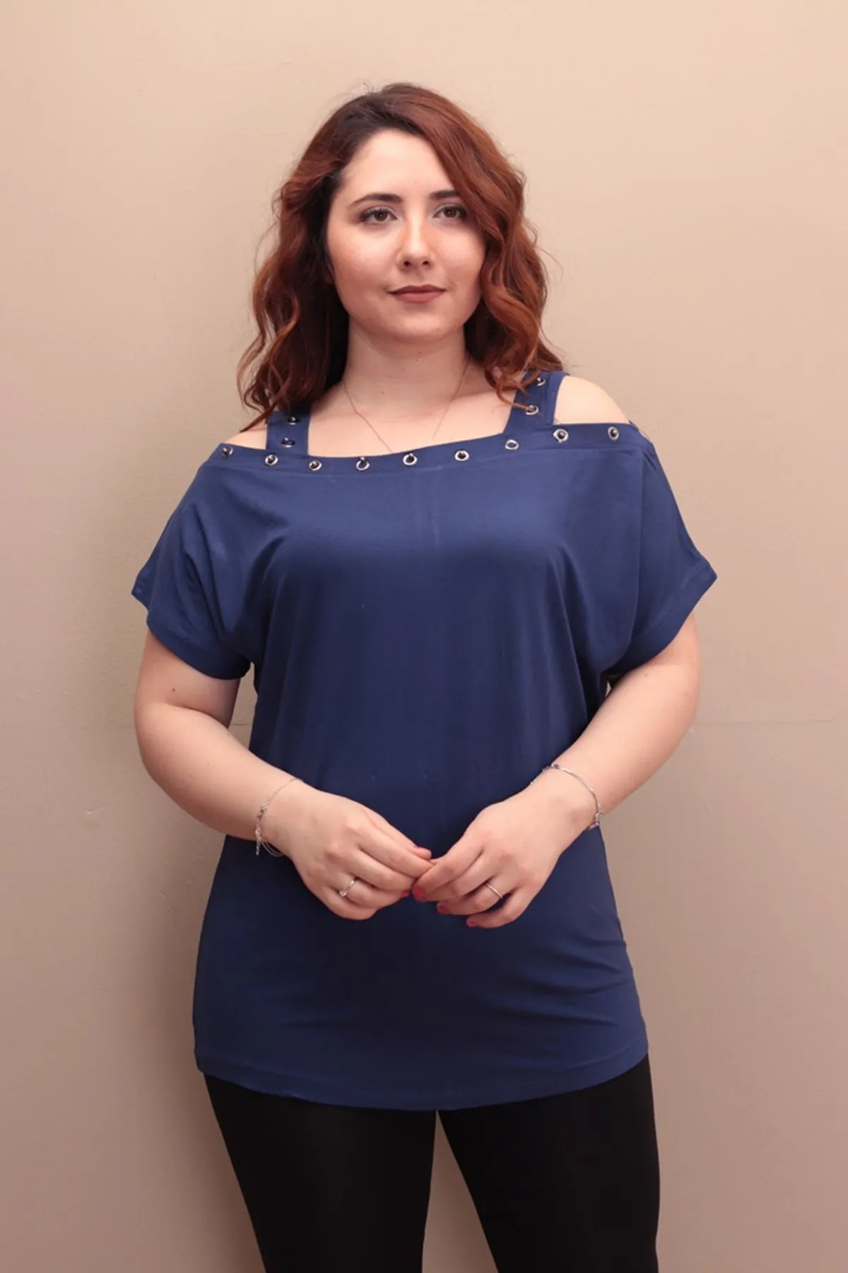 RENKTE KAYIK YAKA LACİVERT BLUZ