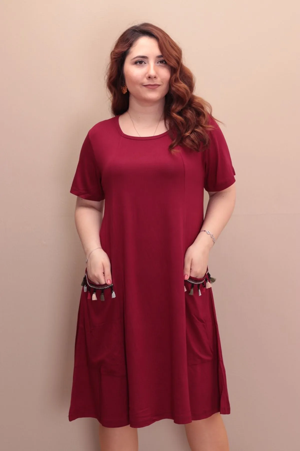 RENKTE CEP PÜSKÜLLÜ BORDO ELBİSE