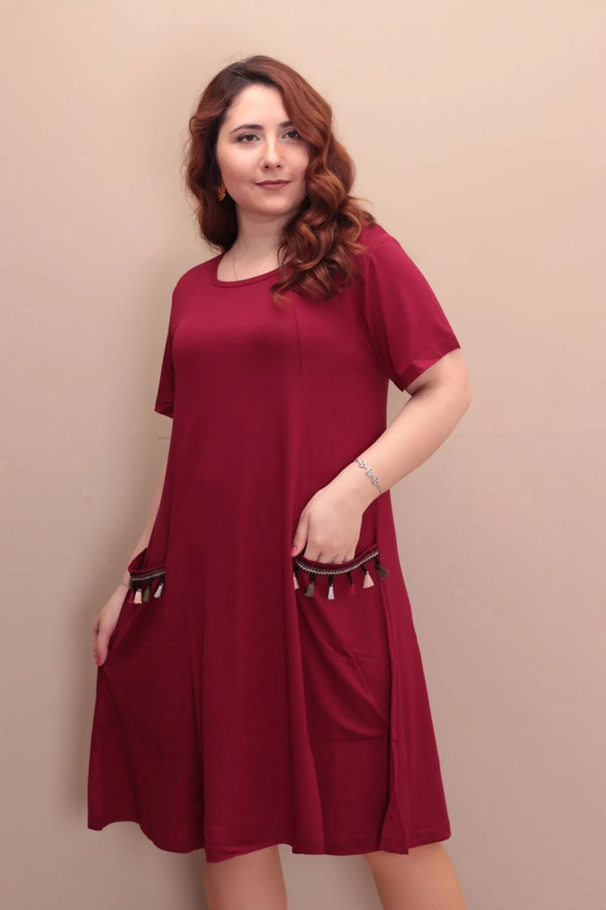 RENKTE CEP PÜSKÜLLÜ BORDO ELBİSE