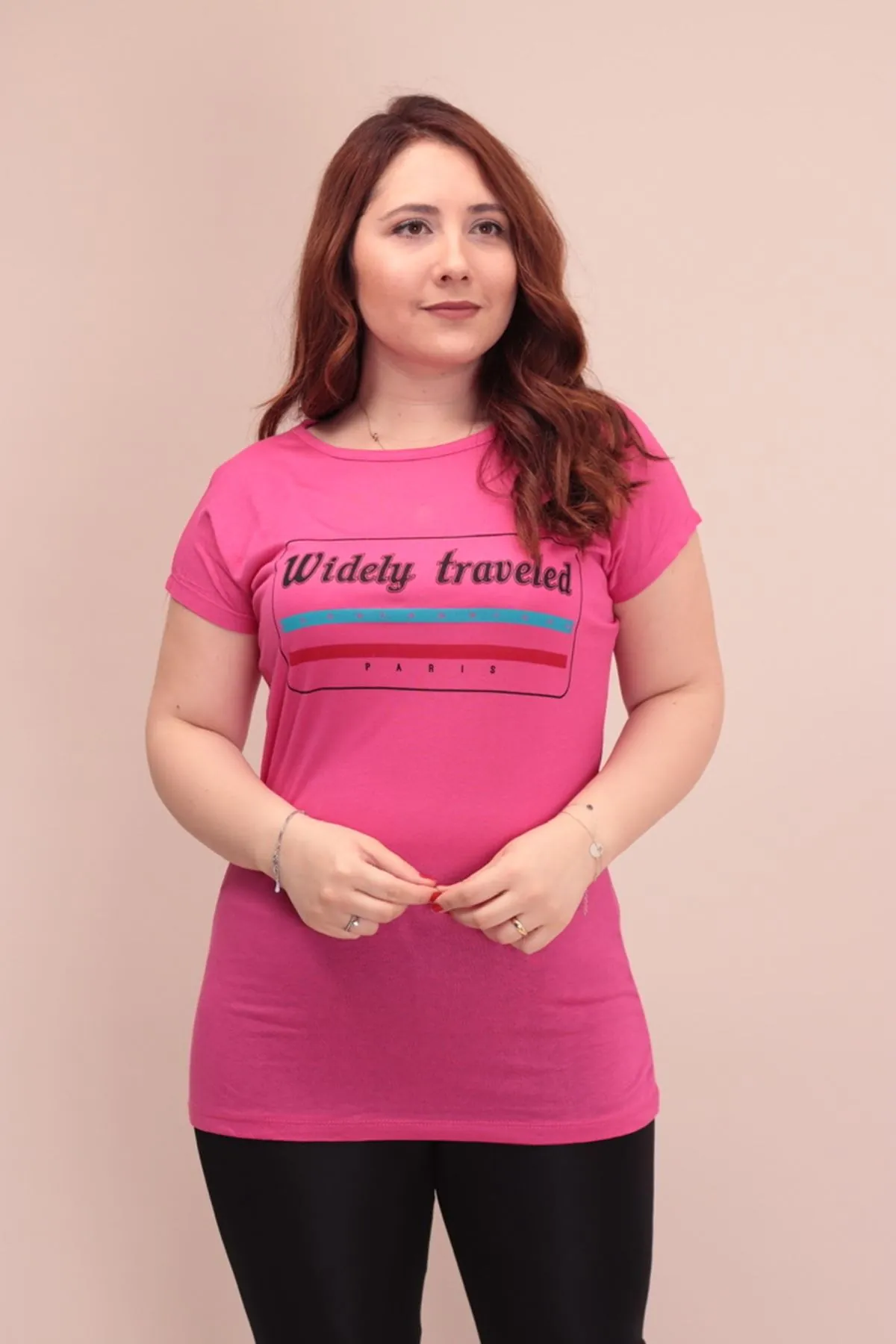 RENKTE İNCE PAMUKLU ÖN YAZILI PEMBE T-SHİRT