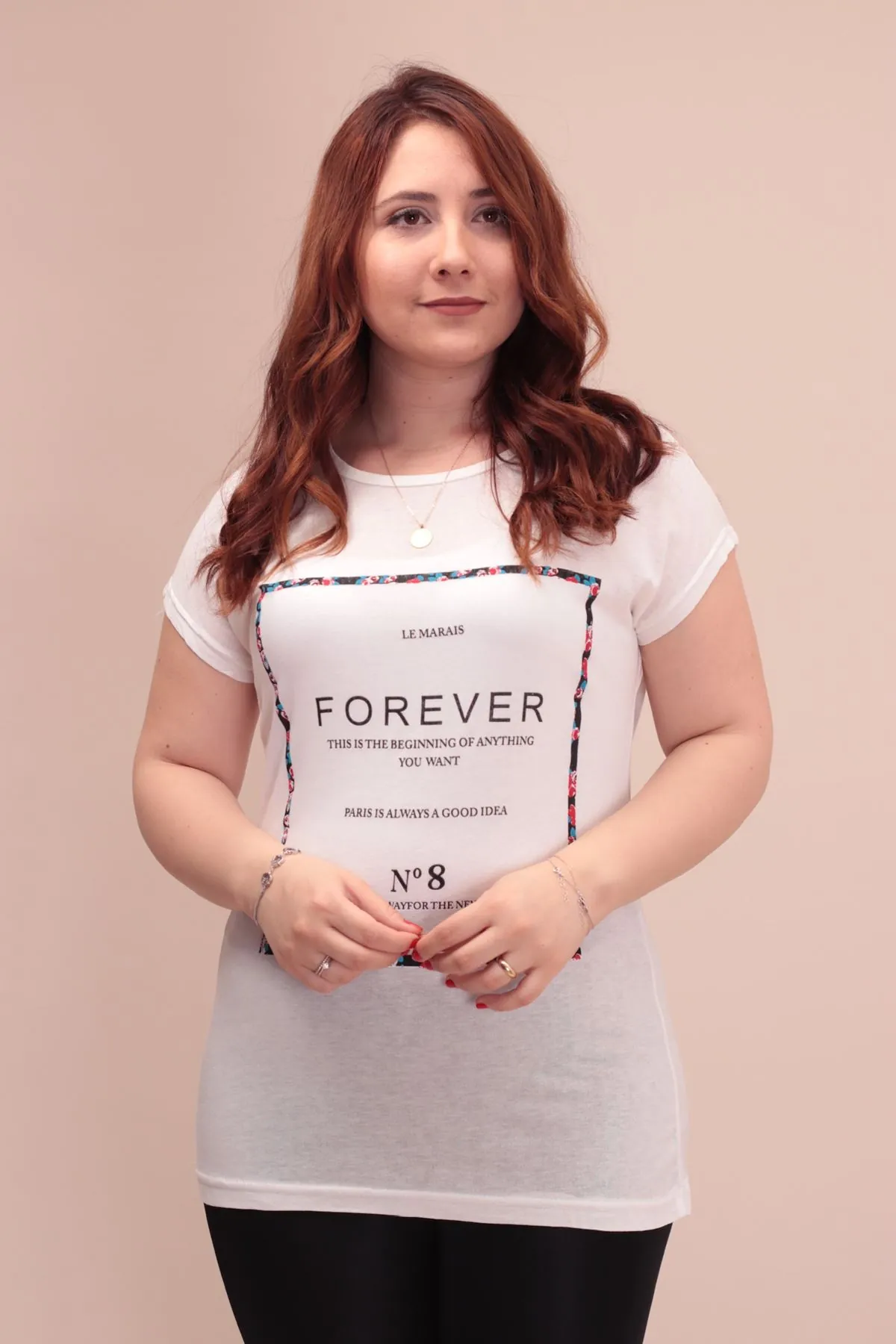 RENKTE İNCE PAMUKLU FOREVER YAZILI BEYAZ T-SHİRT