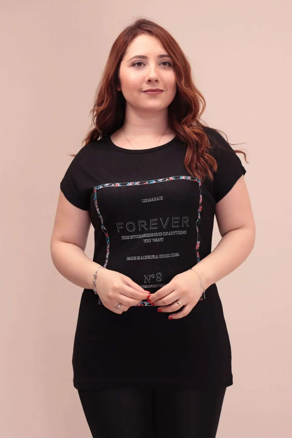 RENKTE İNCE PAMUKLU FOREVER YAZILI SİYAH T-SHİRT