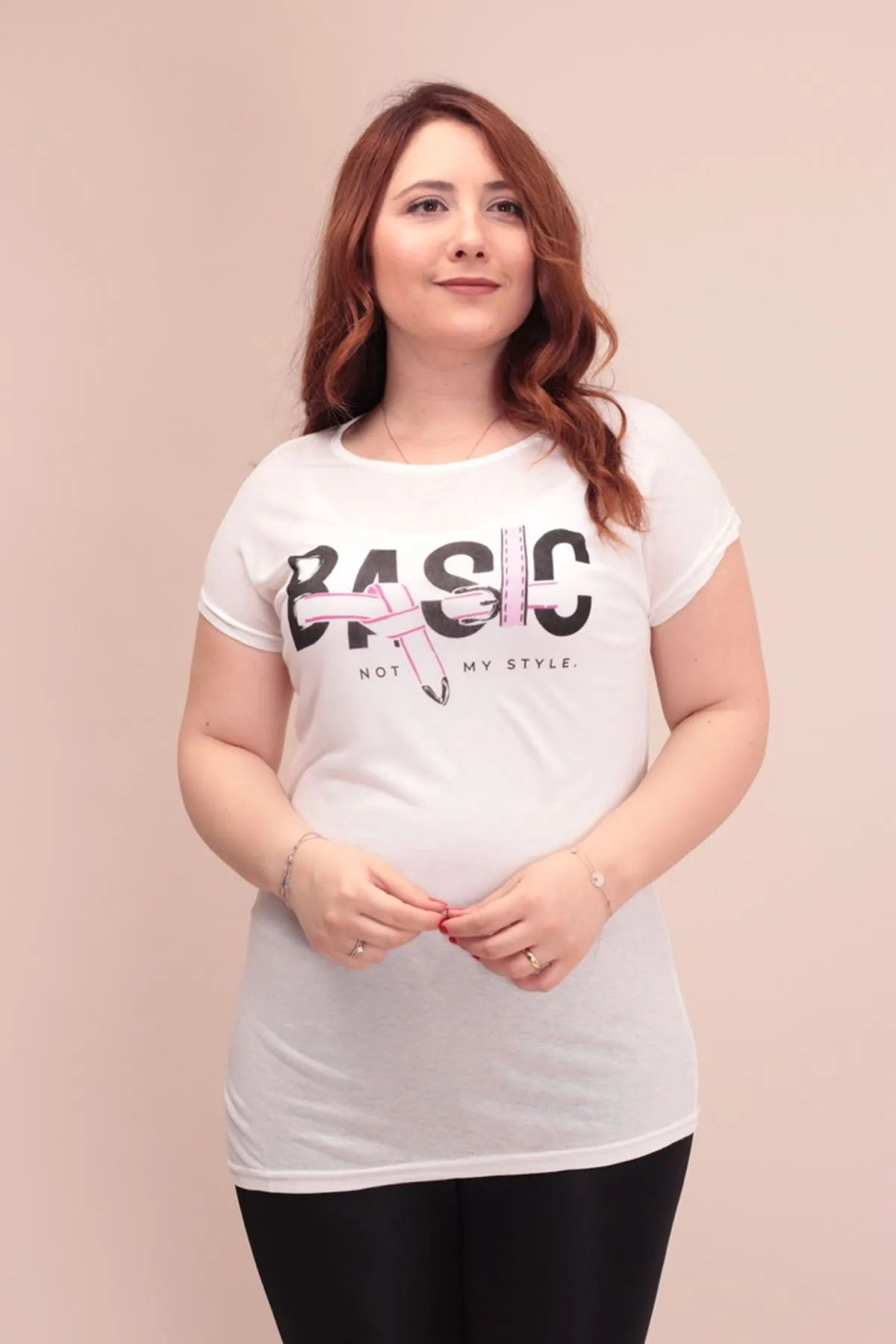 RENKTE İNCE PAMUKLU BASİC YAZILI BEYAZ T-SHİRT