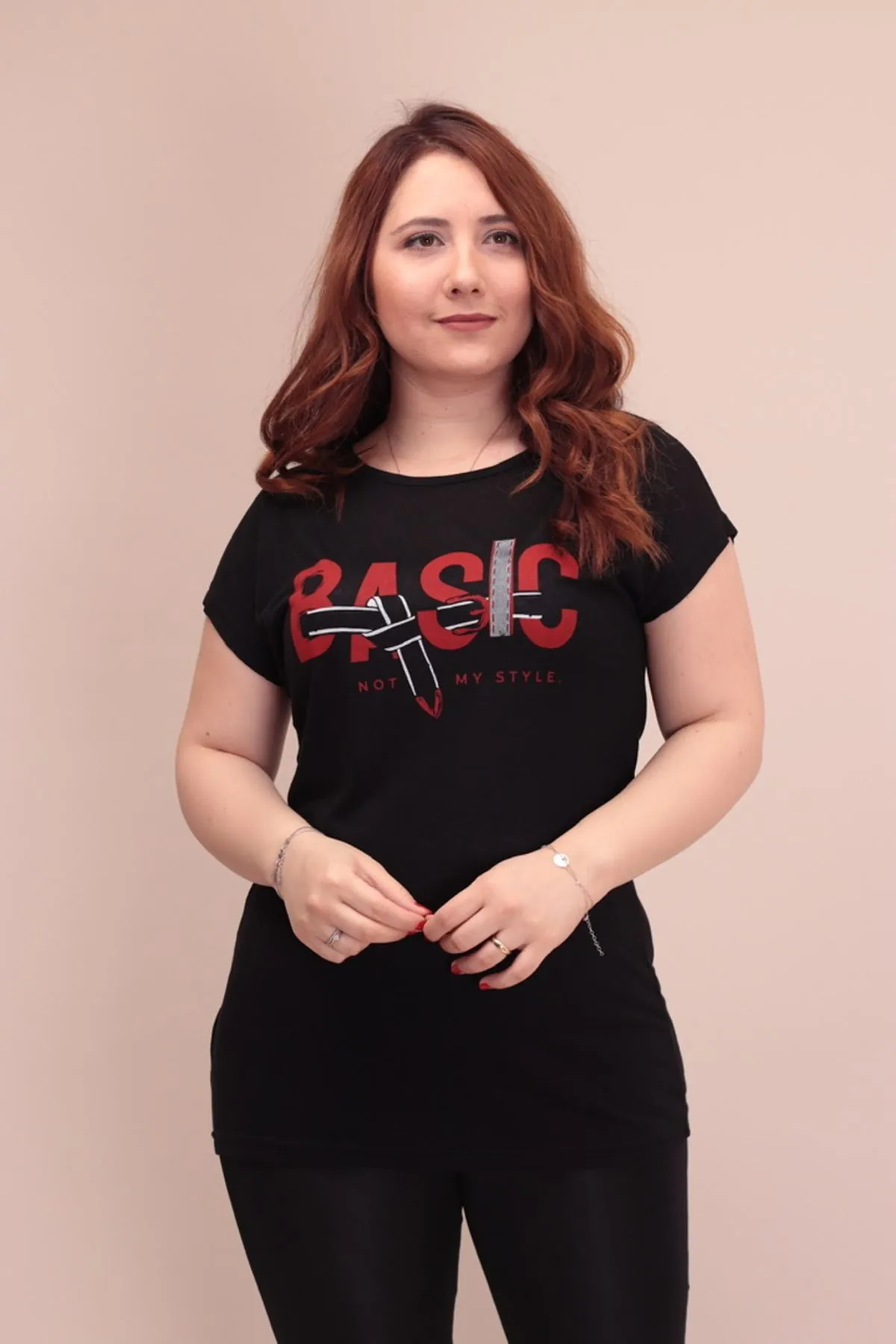 RENKTE İNCE PAMUKLU BASİC YAZILI SİYAH T-SHİRT