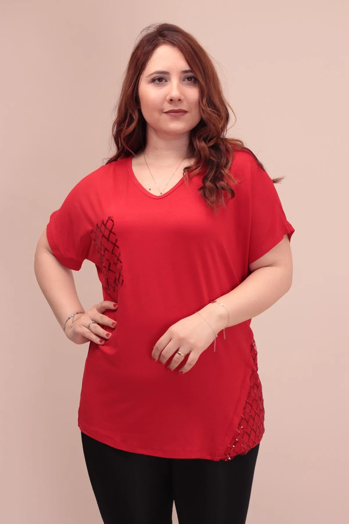 RENKTE CEBİ VE YANI PULLU KIRMIZI BLUZ