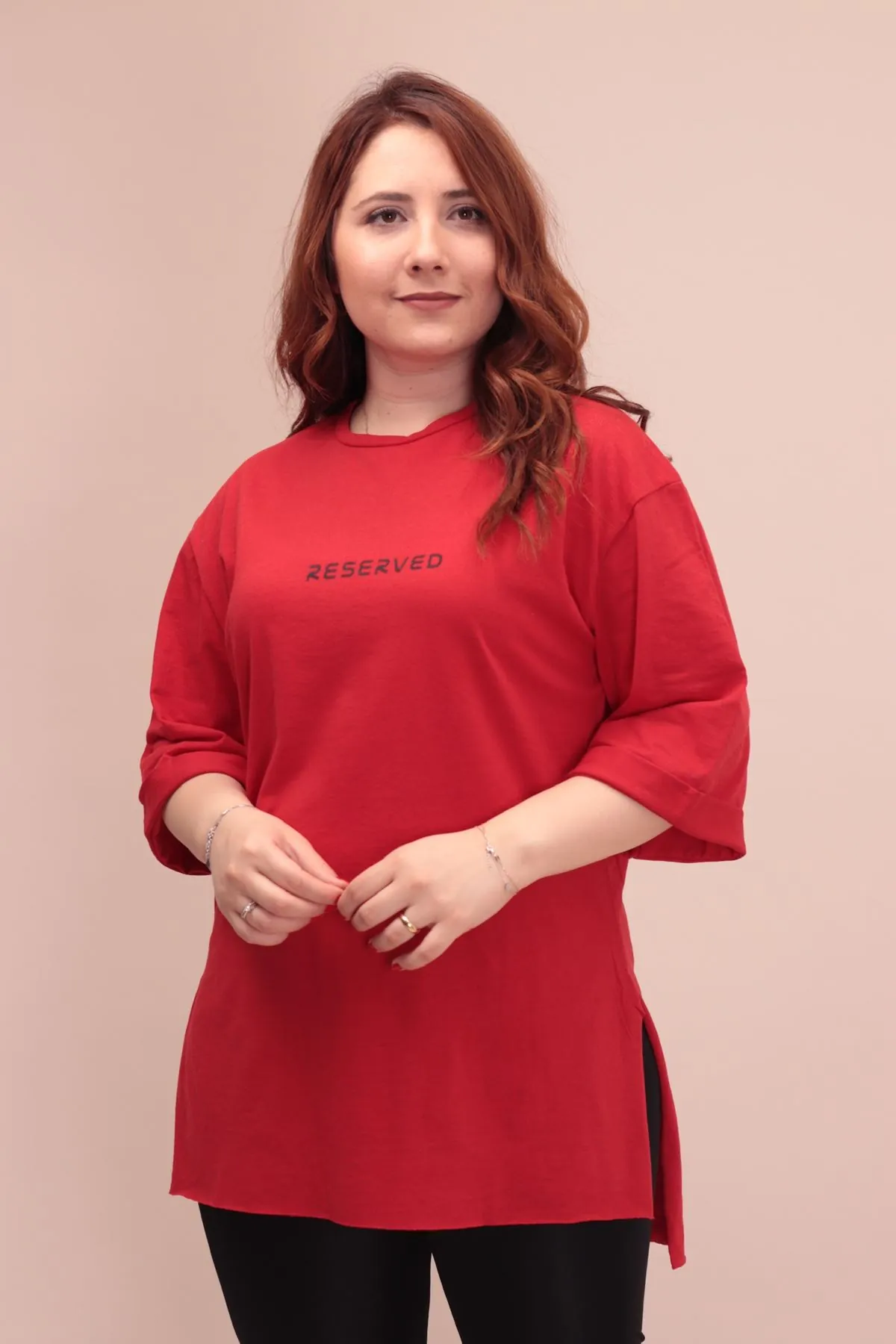 RENKTE ÖN YAZILI KIRMIZI T-SHİRT